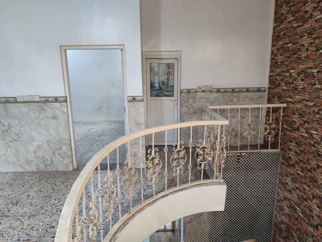 سلام عليكم بيت الايجار في حي جميله 2 مجاور زامل ابوداطلي مساحه 140 متر يحتوي الطابق الأرضي علا استقبال صاله غرفه نوم مطبخ حمام داخلي حمام خارجي الطابق الثاني يحتوي علا اربع غرف نوم + صاله + حمام تواليت
الاستفسار***********
