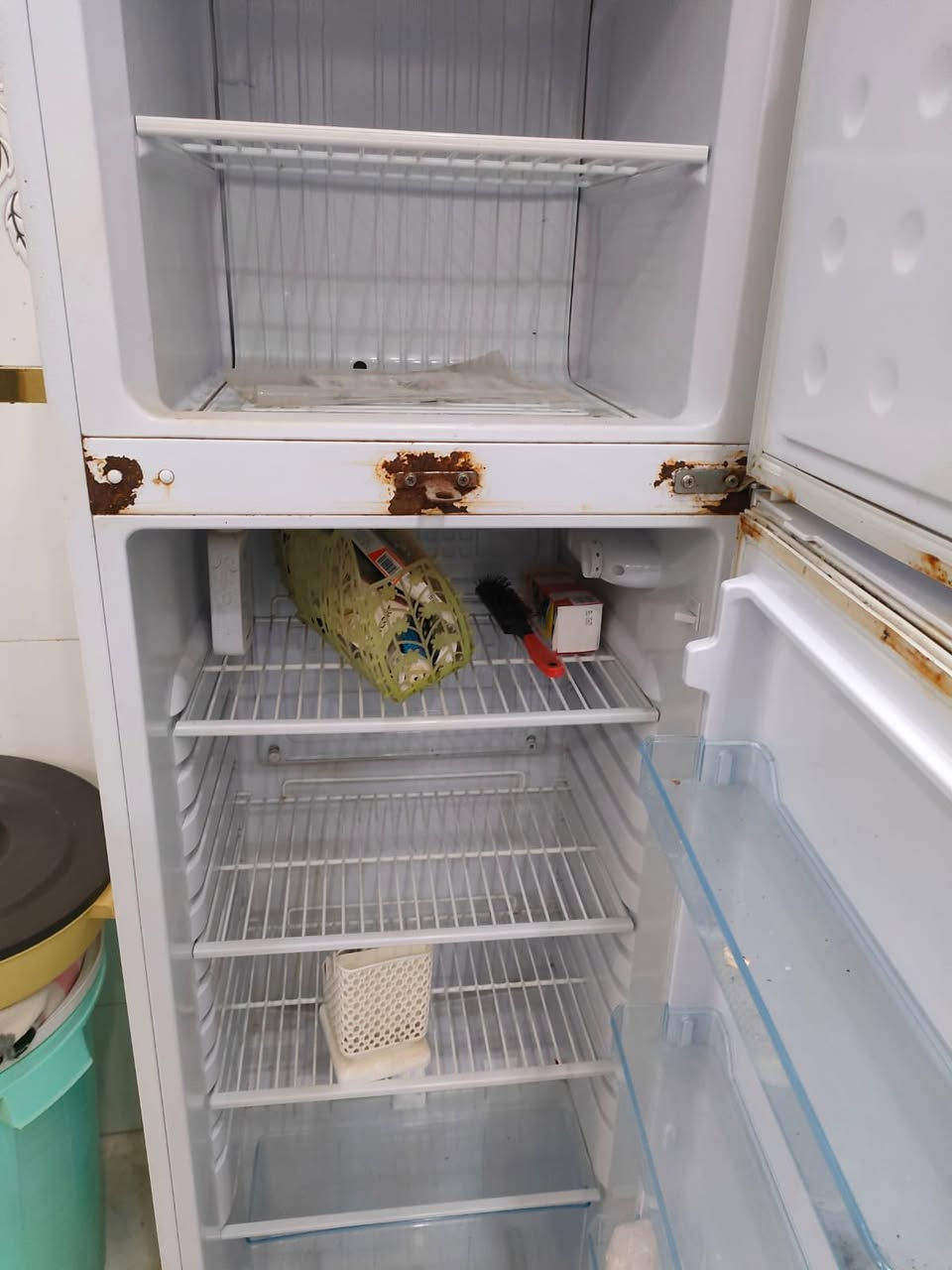 ثلاجه للبيع عاطله عاطله ما اعرف شنوو عطله سعره 100 مكاني ذي قار مركز ***********
