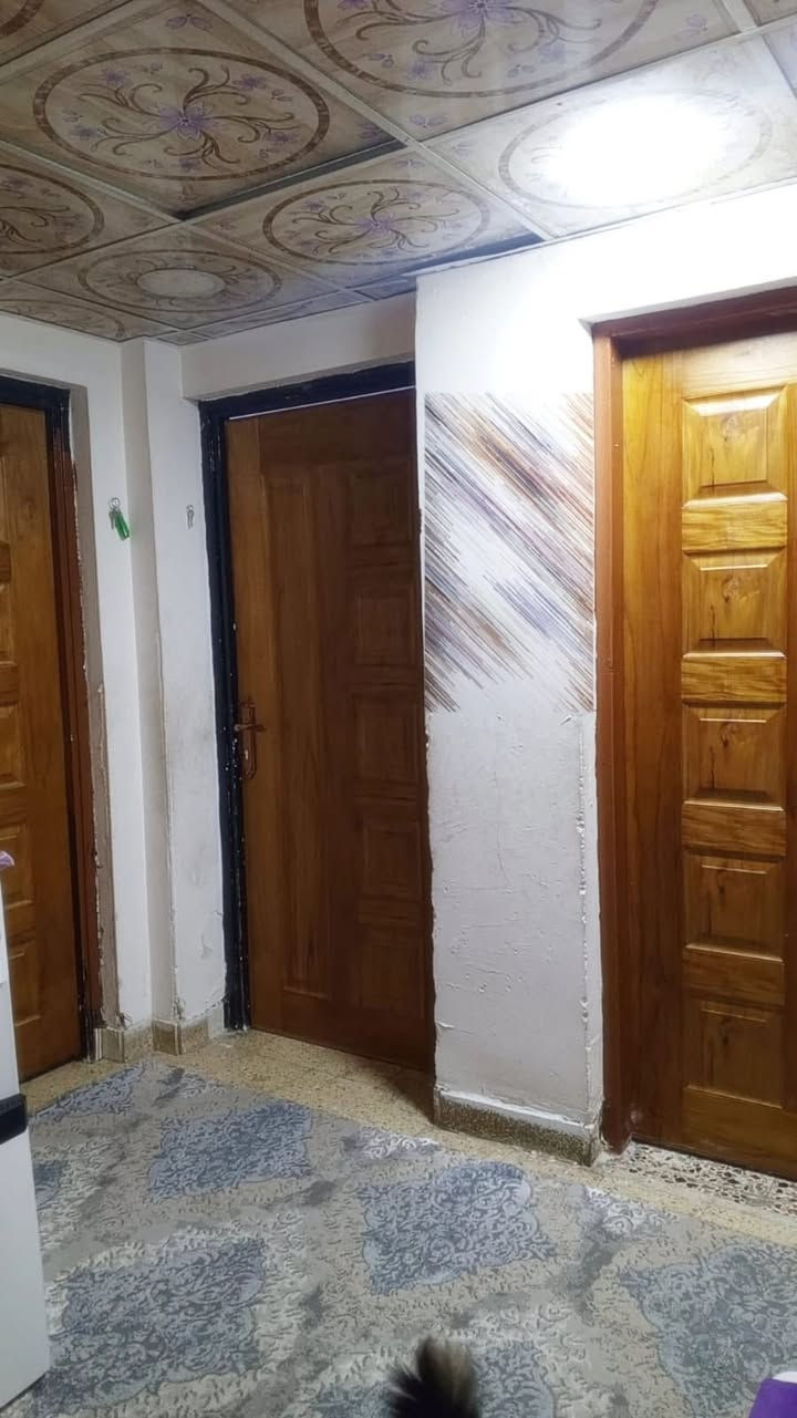 شقة طابق ارضي للبيع   
مجمع القادسيه
تحتوي على 3 غرف حمامين شرقي وغربي صالة مطبخ كراجين وحديقة باقي التفاصيل على الخاص ***********
