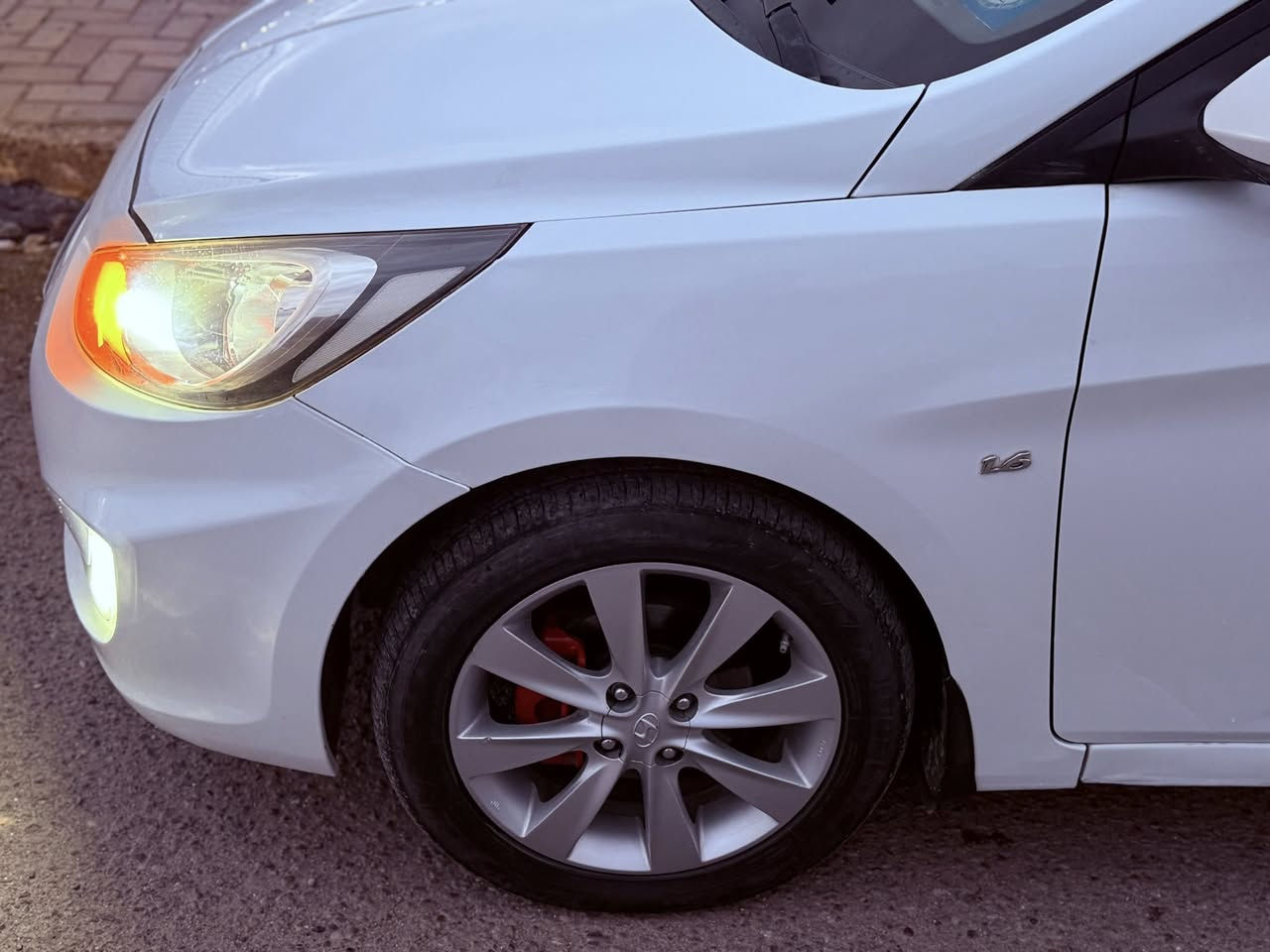 اكسنت خليجي ٢٠١٣ الشركه العامه
محرك دوش ١٦٠٠ سياره نظيفه وجديده  صدر وتخم تاير وتبريد السياره بيها صبغ الهلال الخلفي جوه قبغ البانزين فقط
السعر ١٠٧ بيها مجال بسيط
رقمها بغداد بسمي في حي الاعلام
***********
