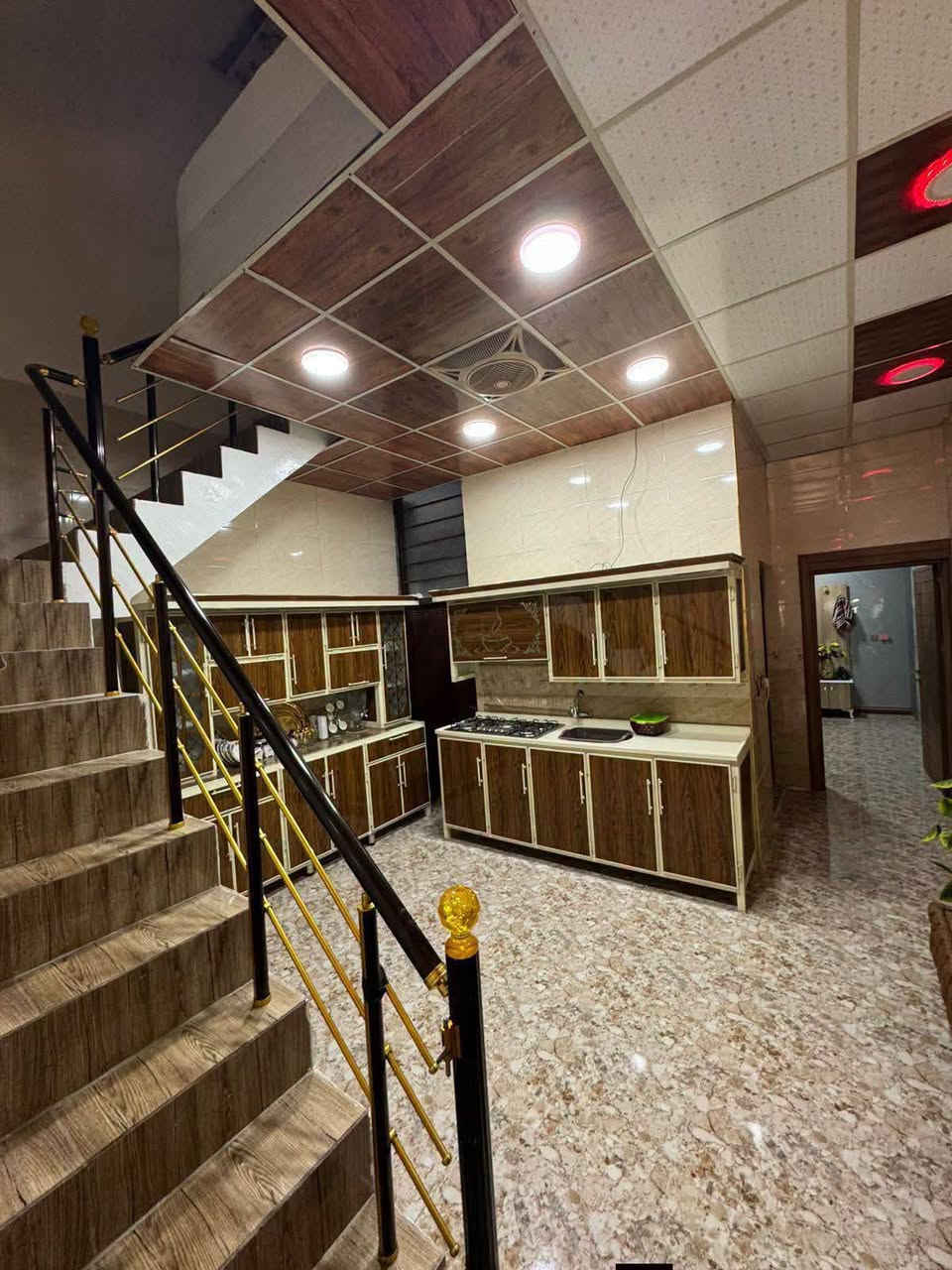 بمقدمة فقط 40مليون 
استلام مباشر 
دار محجوز لصالح مصرف العقاري 
طابو صرف مساحته 100م واجه 5م 
مطلوب 97مليون يدفع على شكل اقساط 
قسط شهري /438الف 
شرط تحويل 
يحتوي على 3غرفتين نوم واستقبال ومطبخ وصحيات خارجي وداخلي 
موقع /كركوك -مقاطعه77
للاستفسار/***********
