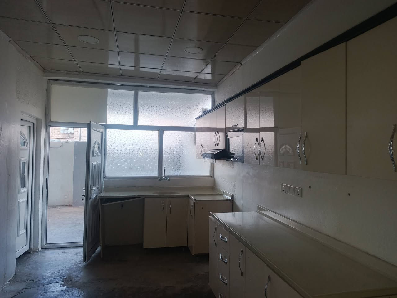 سڵاو هاوڕێیان
هەرزان  هەرزان  هەرزان
لەشەهیدانەوە لەگەڵتانداین
ڕووبەری ئەم خانووە  80متری جوارگۆشە
خانوویەکی جوانوو پاکو پختە یە
سەقفی مغربی دکتی مووبەریدە
شوێنی زۆرخۆشە ڕووی خۆری بەیانیە
ماڵی فەقەقیرە
ـــــــــــــــــــــــــــــــــــــــــــــــــــ
ژوورەکانی
میوان
هۆڵ +جێشت خانە
ژووری خەو
حماموو سەرئاو
دەرەجی خارجیە
ـــــــــــــــــــــــــــــــــــــــــــــــــــــ
بۆزانیاری زیاتر پەیوەندی بکە ژمارەکانی نووسینگەوە
***********
***********
***********
ـــــــــــــــــــــــــــــــــــــــــــــــــــــــ
یان دەتوانیت سەردانی نووسینگە بکەن
ناونیشانی نووسینگە
کەلار مەجمووعەی 500ماڵەکە نزیك مزگەوتی تەقوا
