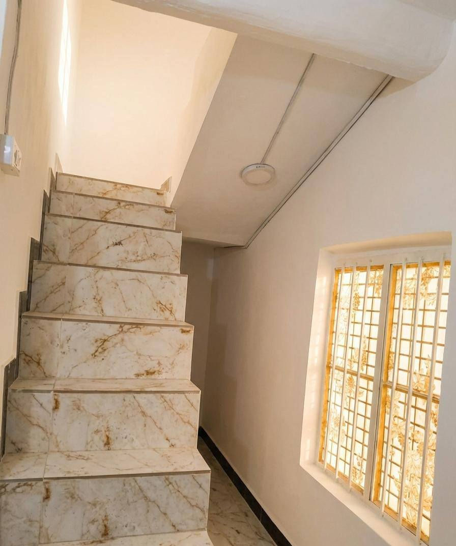 🏡 دار سكن للبيع – فرصة مميزة

📍 العنوان: الجلبية / خلف محلات الجوادين
📐 المساحة: 100 متر (عكادة)

🔹 تفاصيل الدار:
▪️ الطابق الأرضي:
غرفتين نوم + صالة + استقبال + مطبخ
صحيات داخلية وخارجية

▪️ الطابق الأول:
غرفة + بيتونة + سطح

✨ مميزات الدار:
✔️ الدار نظيف وكما موضح في الصور
✔️ موقع حيوي ومناسب للسكن
✔️ تتوفر كافة الخدمات (ماء – كهرباء – تبليط – مجاري)

📞 للاستفسار:
مراجعة مكتب علاء الخالدي للعقار
أو الاتصال على الرقم: ***********
📲 يتوفر واتساب
