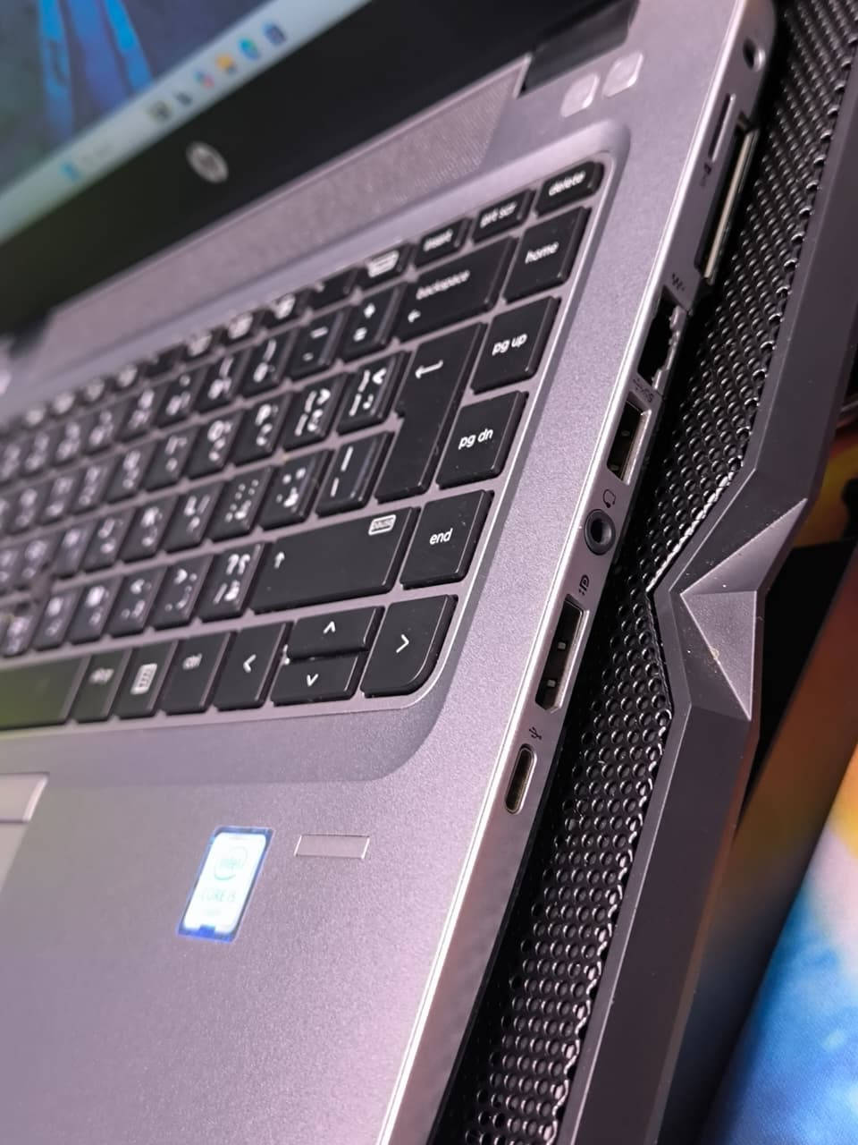 💻 HP ProBook 640 G4 | سلفر أنيق (كمية محدودة: 11 قطعة)

الاستخدام الأمثل: مثالي جداً لطلاب الجامعات والموظفين؛ يتميز بوزن خفيف وشكل أنيق للتنقل اليومي. يوفر أداءً سريعاً لبرامج الأوفيس، الاجتماعات أونلاين، والبحوث، ويشغل الألعاب الخفيفة مثل (Minecraft و Roblox) بسلاسة تامة.

🔍 المواصفات التقنية:

المعالج: Intel Core i5 (الجيل السابع).

الرام: 8GB DDR4.

الهارد: 256GB SSD (سرعة عالية في التشغيل).

الشاشة: 14 بوصة (حجم مثالي للمكتب والحقيبة).

اللون: فضي (Silver).

الكيبورد: ستيكر (عربي/إنجليزي).

🎁 الملحقات المجانية:
(حقيبة، شاحن أصلي، ماوس، ماوس باد).

🛡️ الضمان والخدمات:

فحص المواصفات والنظافة قبل الاستلام.

ضمان استبدال لمدة أسبوع كامل.

تنصيب ويندوز والبرامج الأساسية مجاناً.

💰 السعر: 249,000 دينار عراقي.

📍 الموقع: بغداد - الأمين الثانية.
🚚 التوصيل: متوفر لجميع محافظات العراق.

📞 للحجز والاستفسار:
***********
***********
