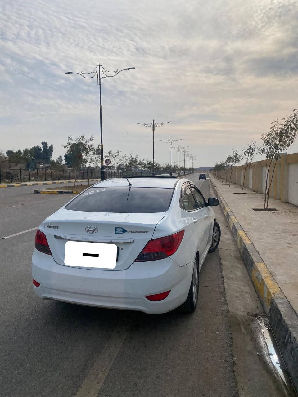 اكسنت خليجي 2013  لون ابيض 
صبغ بس جاملغ الخلفي وبيها شبرين بارد بالباب
 السونار مرفق مع صور 
محرك مفتوح جديد 16 دوش المرغوب 
شرط بدون صرف ونفخ 
تحكم ستيرن مع شاشة وكامرة خلفية 
فتحت سقف 
نضام توفير الوقود ECO
ABS بريك
5 ويلكب 
 كابون بانزين 
رقم اربيل باسمي 
عنوان موصل الايسر 
مامتواجد عل فيس اتصل عل رقم *********** واتساب
