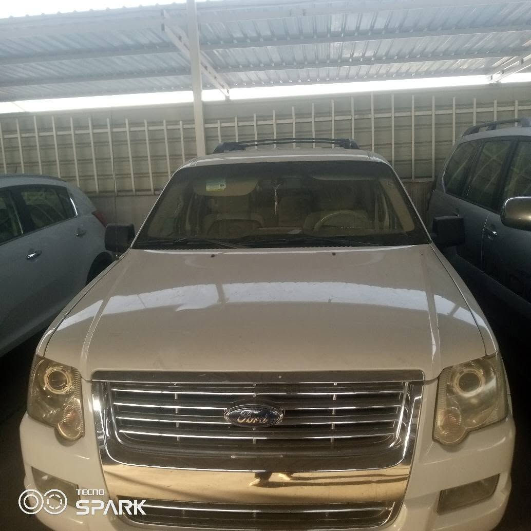 سعر 118ورقة وبيها مجال الشرائية الجادة محرك مامفتوح گير بلادي بالشرط 
لا يوجد اي خلل بالسيارة ست مقاعد ارقام الهواتف اسيا ***********  كورك *********** كركوك, العراق
