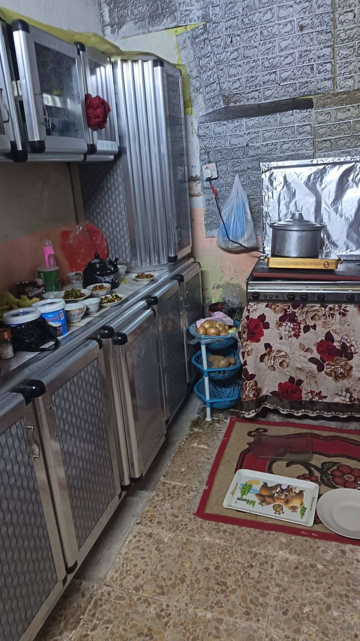 بيت 150 متر البيت بي ورقه من البلديه شارع تبليط ومجاري حكوميه السعر 60 مليون الاستفسار *********** العنوان الكوفه خلف مسجد الكوفه بستان ابو كمال
