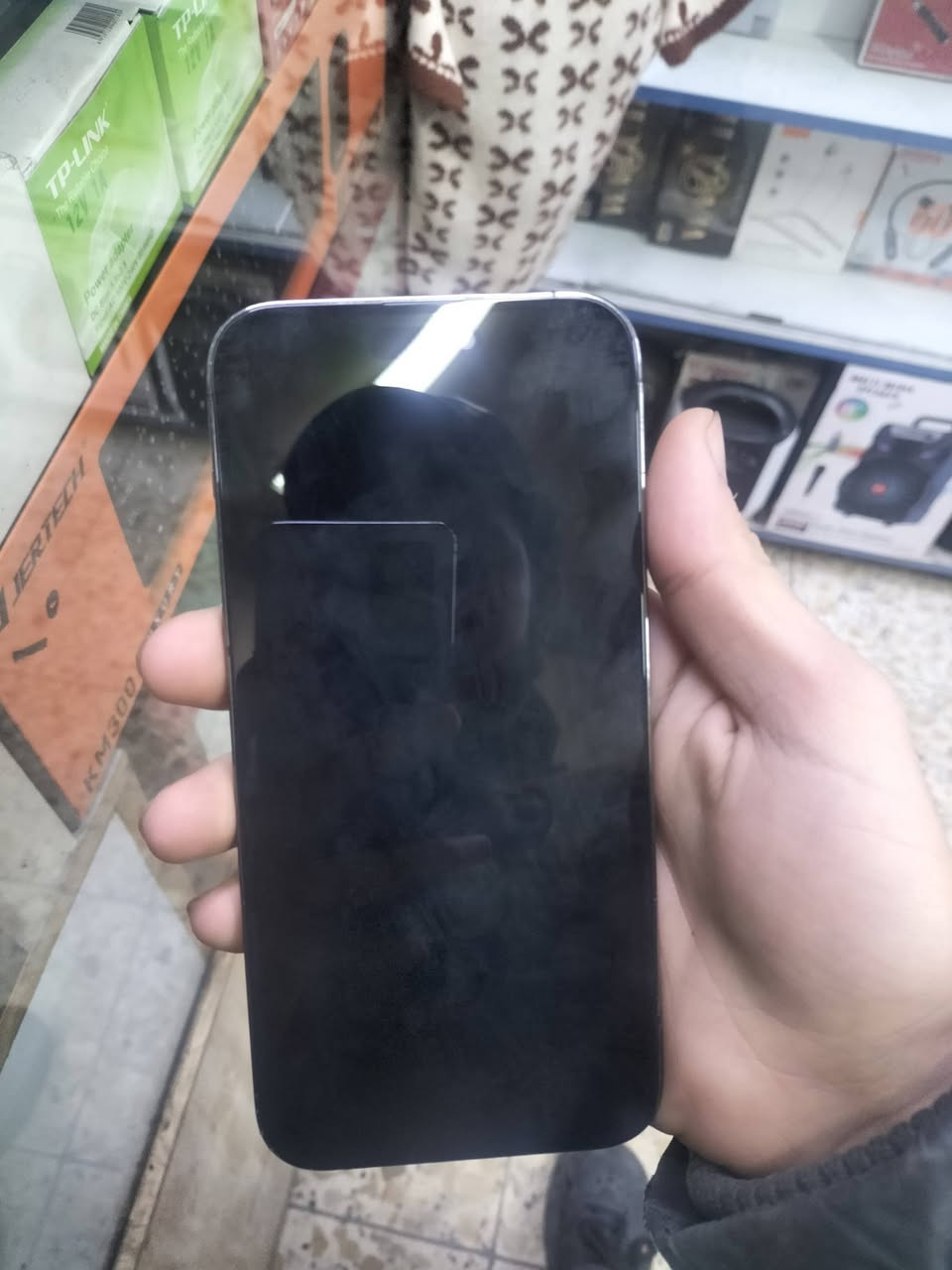 اسلام عليكم 

ايفون 14 برو ماكس 
بدل شاشه وضهر وبطاريه اصليات 
فيس ايدي شغال كلشي بي شغال تجي تفحص ملحقاته كامله 
بطاريه 100 ذاكره 256 وكدامك  ه/***********
