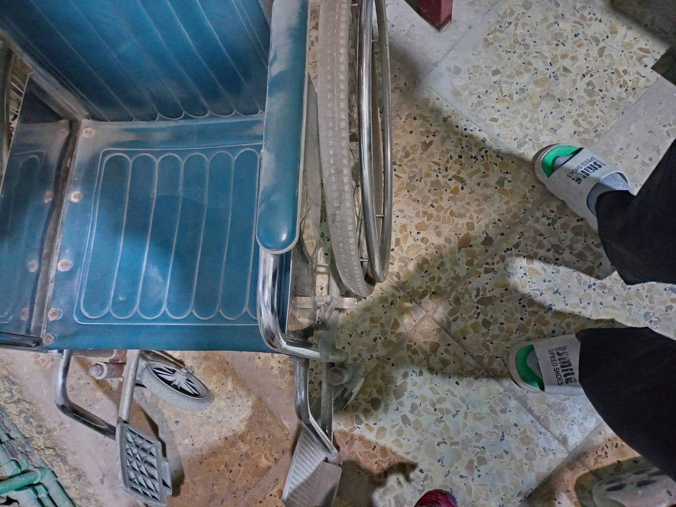 السلام عليكم كرسي معاقين نضيف كلش بس تايراته فاشه سعره ٤٠ وبي مجال متلكه بهيج سعر وهيج نضافه يشيل لحد وزن ١٥٠k