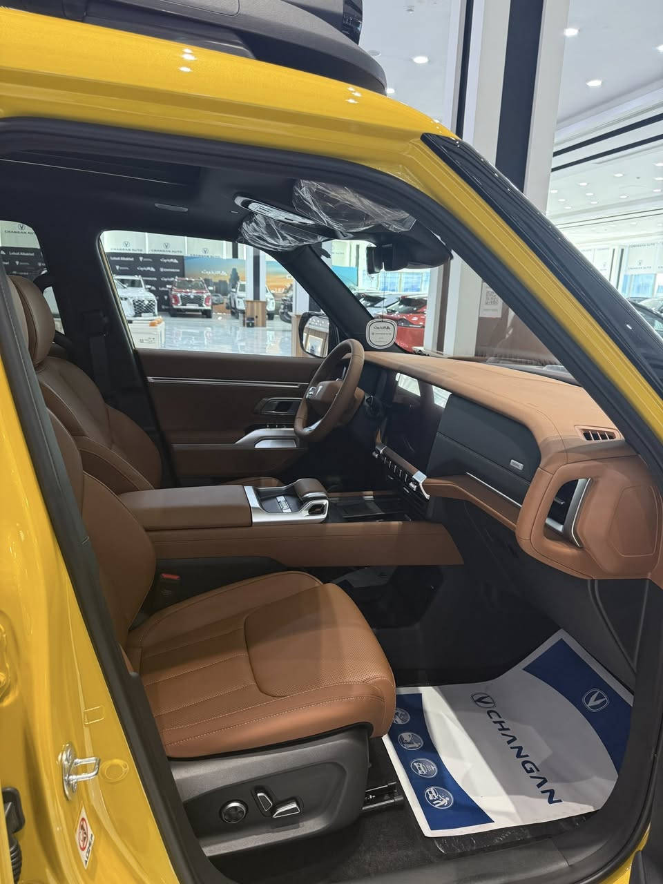 إليك مواصفات سيارة شانجان ديبال G318 (Changan Deepal G318) بشكل واضح ومفصل — وهي SUV هجينة بنظام تمديد المدى (EREV) تجمع بين المحرك البنزين والمحركات الكهربائية لتوفير أداء قوي ومدى طويل:  ￼

⸻

🚙 المواصفات العامة

النوع: SUV – كروس أوفر متوسطة/كبيرة
السنة: 2024/2025
عدد الأبواب: 5
عدد المقاعد: 5 (يوجد أيضاً نسخة 6 مقاعد حسب السوق)  ￼
نظام القيادة: دفع خلفي أو دفع رباعي (حسب الفئة)  ￼
ناقل الحركة: أوتوماتيك (EV single speed)  ￼

⸻

🔋 المحرك ونظام الدفع

⚡ نظام EREV (مدى ممتد)
 • محرك بنزين: 1.5 لتر تيربو يعمل كموسع مدى (لا ينقل عزم للعجلات مباشرة)  ￼
 • محركات كهربائية:
 • نسخة RWD (خلفي): محرك كهربائي 185 كW (~252 حصان)  ￼
 • نسخة AWD (رباعي): محركان كهربائيان (185 كW + 131 كW) بإجمالي ~316 كW (~430 حصان) و 572 نيوتن·م عزم دوران  ￼

أداء:
 • التسارع 0-100 كم/س ~6.3 ثانية (للفئة القوية)  ￼
 • السرعة القصوى ~185 كم/س  ￼

نظام البطارية:
 • بطارية LiFePO₄ بسعات متعددة (مثل 35.07 kWh)  ￼
 • المدى الكهربائي النقي: حوالي 138-184 كم (حسب دورة الاختبار WLTC/CLTC)  ￼
 • المدى الإجمالي: قد يصل لنحو 1000–1390 كم بفضل محرك البنزين كموسع مدى  ￼

استهلاك الوقود (هجيني): حوالي 1.3-1.7 لتر/100 كم (وفقًا لطراز وتكوين الفئة)  ￼⸻

📏 الأبعاد
 • الطول: ~5010 مم
 • العرض: ~1985 مم
 • الارتفاع: ~1895-1960 مم (بوجود السقف/المستلزمات)
 • قاعدة العجلات: ~2880 مم
 • خلوص الأرضي: ~240-278 مم (حسب النظام والتعليق)  ￼⸻

🛞 التعليق والعجلات
 • تعليق أمامي ذراع مزدوج وخلفي متعدد الوصلات  ￼
 • اختياري: تعليق هوائي مع نظام CDC للتخميد المتكيف (بعض الفئات)  ￼
 • عجلات 18″ أو 20″ حسب النسخة  ￼⸻

🧰 السلامة ومساعدة السائق
 • أنظمة ADAS مستوى 2: مثل AEB فرامل طارئة، مساعد الحفاظ على الحارة، تثبيت سرعة تكيفي، كشف النقطة العمياء، كاميرا 360°  ￼
 • أكياس هوائية متعددة، ESP، ABS + EBD
 • نظام التحكم في النزول (HDC)، وضعيات للطرق الوعرة (مثل التراب/الثلج/الرمال)  ⸻

🛋️ الراحة والتجهيزات
 • شاشة وسطية 14.6″ + لوحة عدادات 10.25″  ￼
 • مقاعد أمامية مدفأة/مبردة + تدليك
 • شاحن لاسلكي 50 W
 • مفتاح ذكي (Bluetooth/NFC)، تحكم 
صوتي، 360° كاميرات 

للاستفسار اكثر الاتصال ***********
