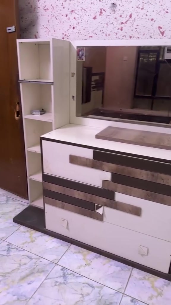 السلام عليكم غرف نوم مستعمله نضيفه للبيع عنوان شارع فلصطين السعره 250الف وبيه مجال للستفساره الرقم ***********
