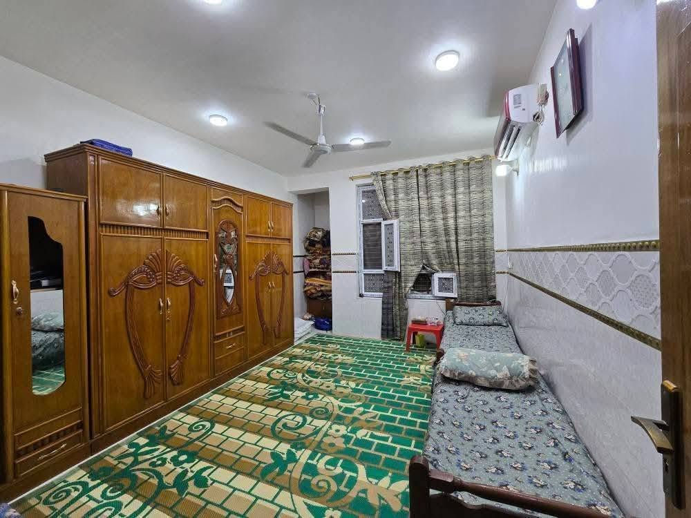 دار للبيع مساحه 200م
طابو زراعي سند 25 
الطابق الاول 
غرفتين نوم.   هول.   استقبال.   مطبخ.   مجمع صحيات داخلي وخارجي.       كراج سياره 

الطابق الثاني 
غرفتين نوم.     هول.     مجمع صحيات.   

السعر 130وبيه مجال.   بيع مستعجل 

بناء حديث  طابوك.  صب كونكريت.    عرض الشارع 8م
بابل ورديه داخل قرب الأمام سيد موسى ‏‪***********‬‏
