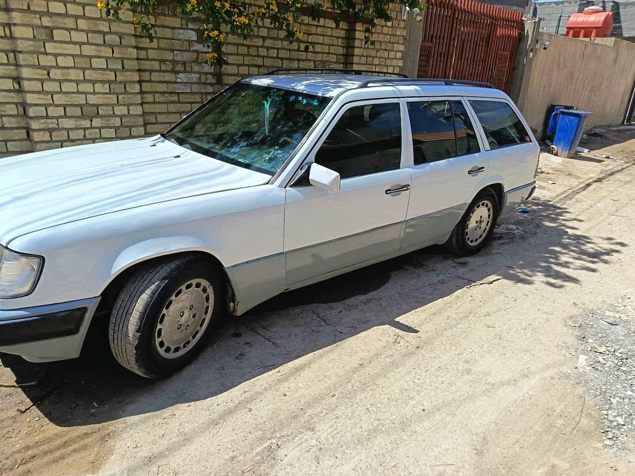 السلام عليكم ورحمة الله وبركاتة
مرسيدس ستيشن موديل 89 قواعد دبلات بلاد مصبوغه حزام دواخل جديده تبريد شغال  سياره جاهزه وجديده السعر 45وبيه مجال مكان السياره بابل ***********
