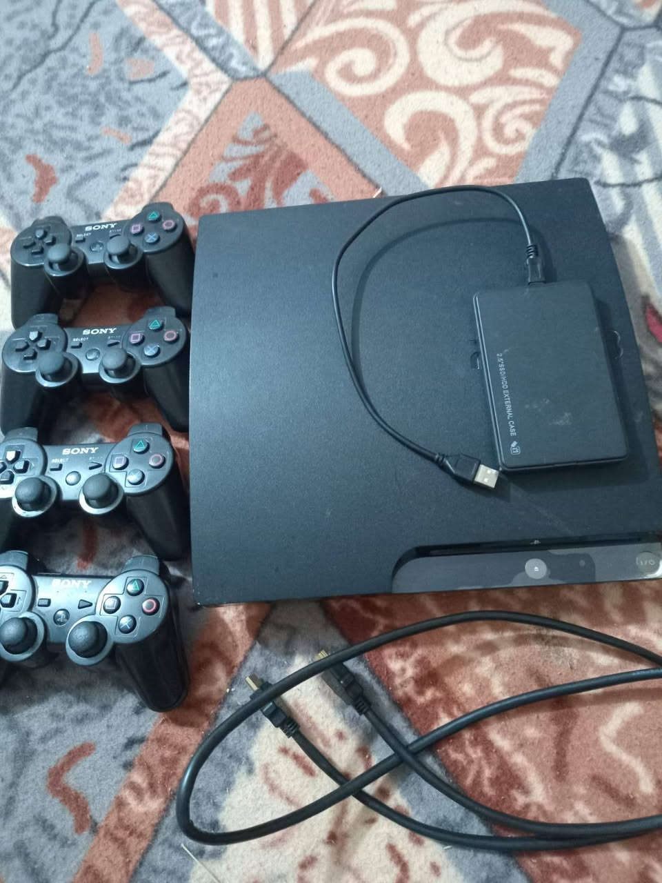 بلي ثري سلم مع هارد خارجي بي ٥٠ لعبه مع ٤ جوستكات شغلات على الفحص كامل مكمل سعره ١٠٠ وبي مجال قليل مكاني الديوانيه شارع الوكفه ***********
