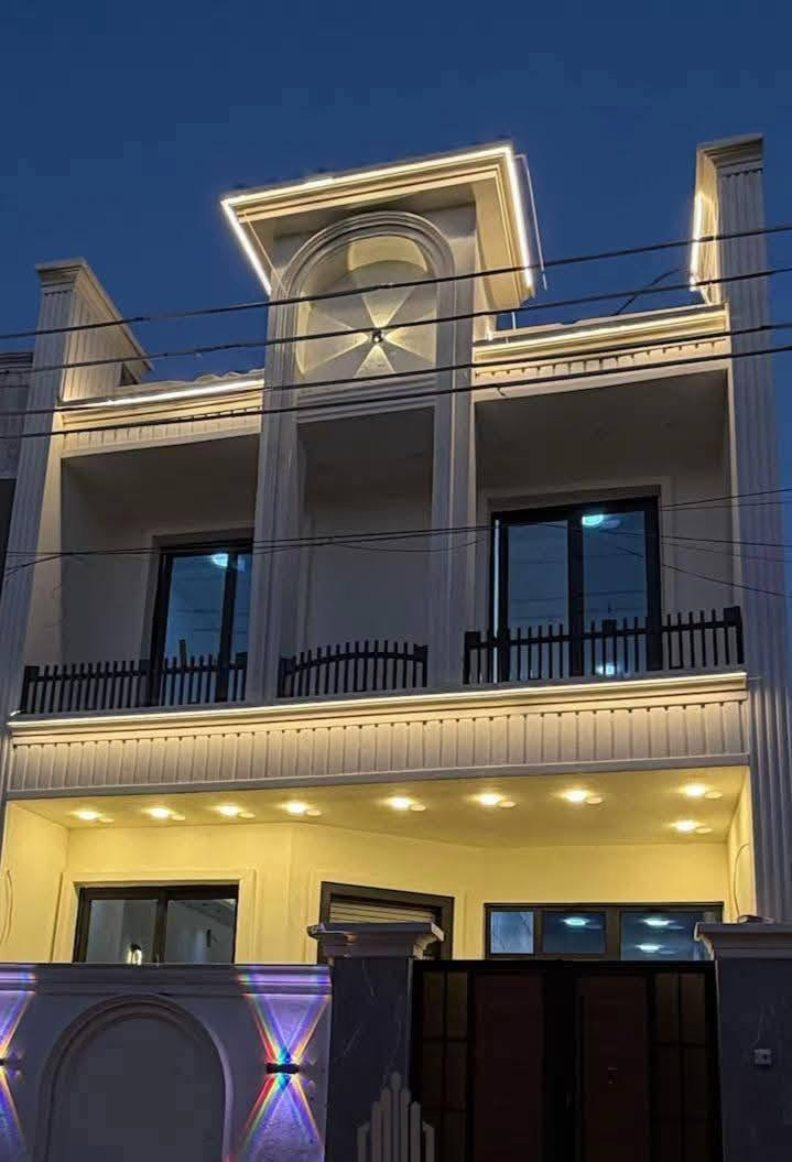 ## 🏡 **منزل مميز للبيع في بغداد - الدورة** 🏡
**الموقع:** بغداد، الدورة، مدخل البعثة - مجمع سلطان الثالث.
**السعر:** 138 مليون دينار عراقي (قابل للتفاوض بمجال بسيط).
### 📌 **مواصفات العقار الأساسية:**
 * **المساحة الكلية:** 100 متر مربع.
 * **الأبعاد:** الواجهة 6.25 متر | النزال 16 متر.
 * **جنس العقار:** زراعي.
### 🛋️ **التصميم الداخلي والتقسيم:**
 * **غرف النوم:** 4 غرف نوم واسعة.
 * **الاستقبال:** صالة استقبال ضيوف مستقلة.
 * **الصالة:** صالة جلوس داخلية (هول).
 * **المطبخ:** مطبخ مصمم بطريقة عملية ومريحة.
### 📞 **للاستفسار والتواصل:**
للمزيد من المعلومات أو لتنسيق موعد لمعاينة البيت، يرجى التواصل معنا عبر:
 * **الرسائل:** مراسلة الصفحة مباشرة 📩
 * **الهاتف:** *********** 📞
