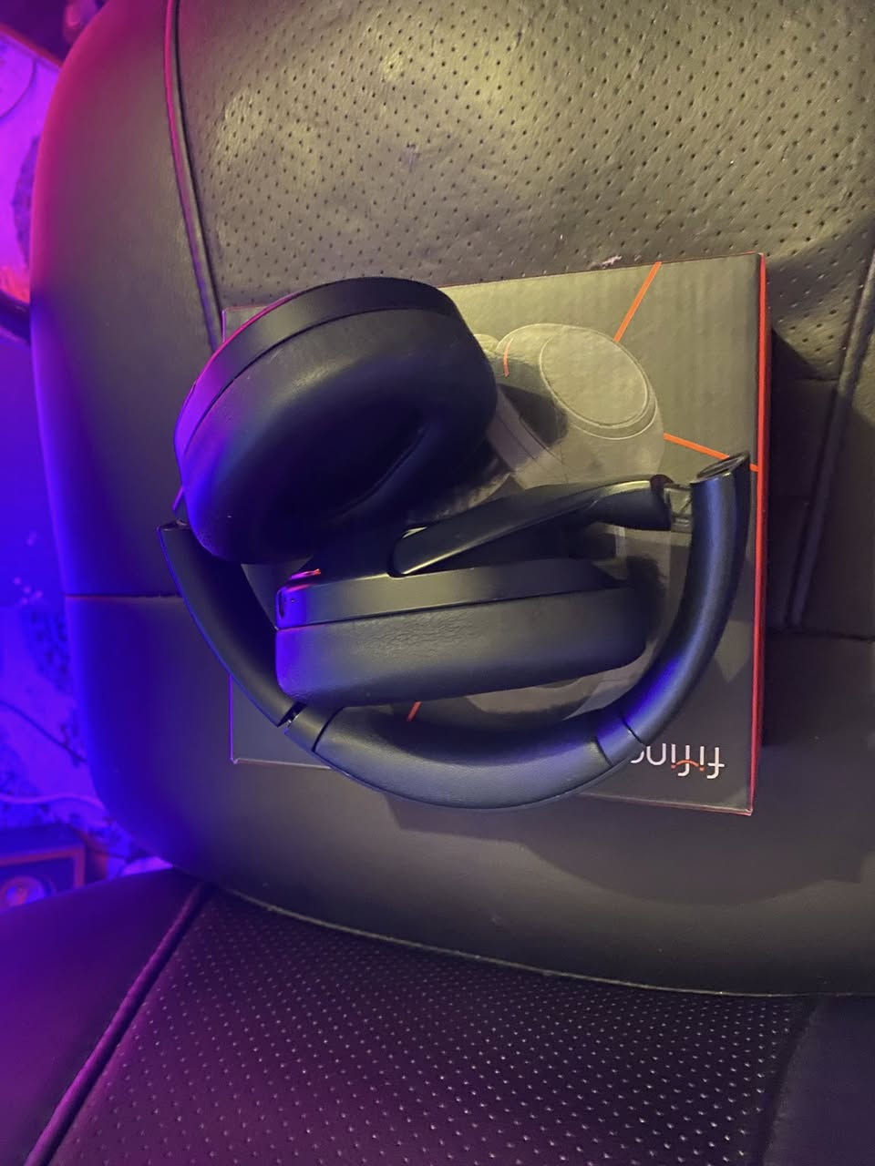 � سماعة Frine X3 اللاسلكية

سماعة حديثة بتصميم مريح وصوت قوي، مناسبة للموسيقى، الألعاب، والمكالمات 👌

🔹 المواصفات:
• عزل ضوضاء نشط (Active Noise Cancelling)
• جودة صوت قوية ونقية
• مكالمات واضحة بصوت صافي
• بطارية تدوم لفترة طويلة
• اتصال سريع وثابت
• تدعم الاتصال بالكابل أو بلوتوث
• أوضاع صوت متعددة (EQ Modes)
• وسادات أذن مريحة للاستخدام الطويل
• تصميم خفيف وسهل الحمل
•يجي وياها واير اواكس+شاحنه=تصير سلكيه/لاسلكيه
السعر85الف مكاني بغداد كرادة
�


**إذا كنت صاحب هذا الإعلان وتريد حذفه لأي سبب، رجاءا أرسل رسالة إلى الدعم الفني**