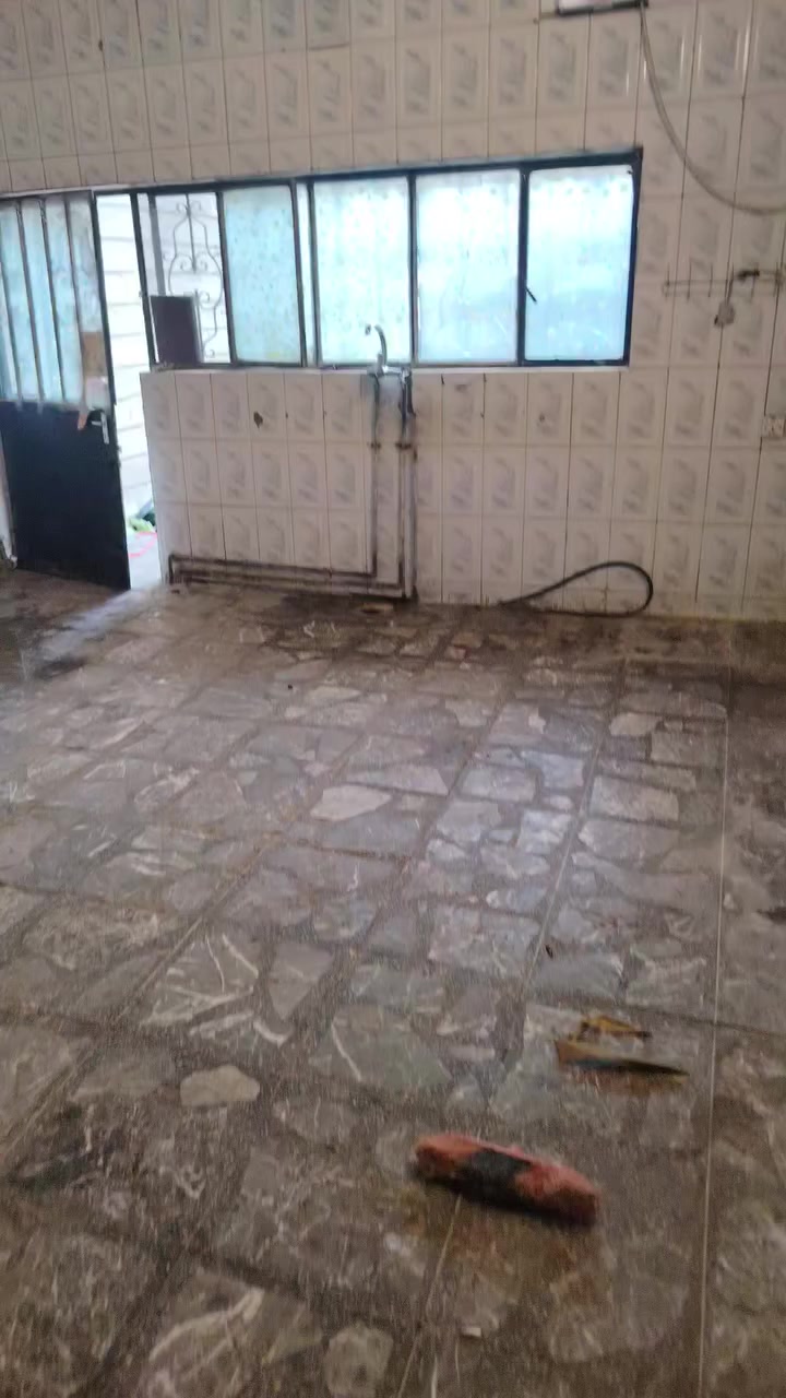 دار للايجار المساحه ٢٠٠متر طابق أرضي المحتويات غرفتين نوم استقبل مطبخ خدمات كراج سياره. العنوان حي الشباب مربع الذهبي *********** ابوطه... ٥٥٠.الف....
