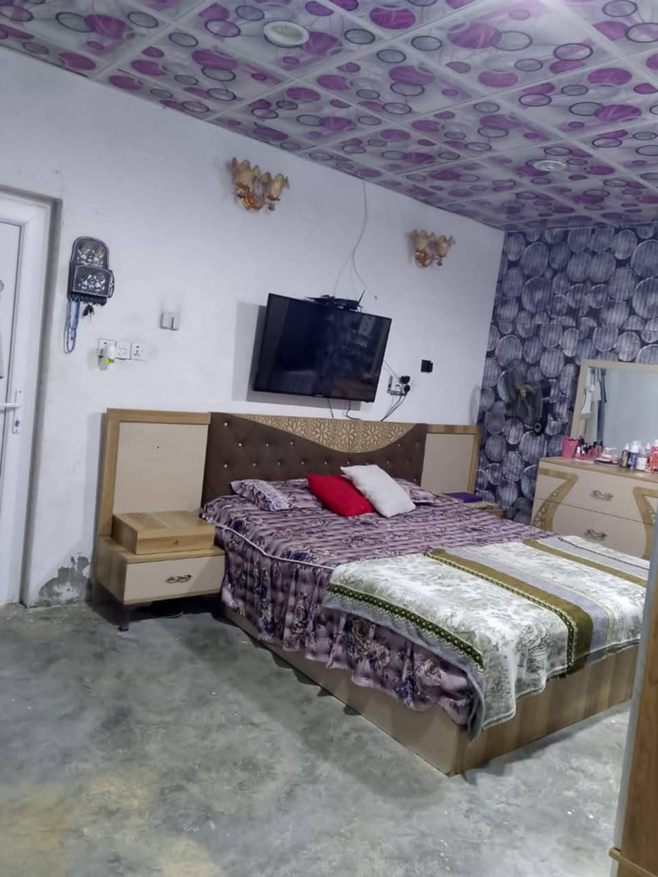 السلام عليكم بيت للبيع مكانة العرصة قرب شارع المركز كامل من كلشي سعره ٣١مليون وبي مجال بسيط التواصل على هذا الرقم ***********
