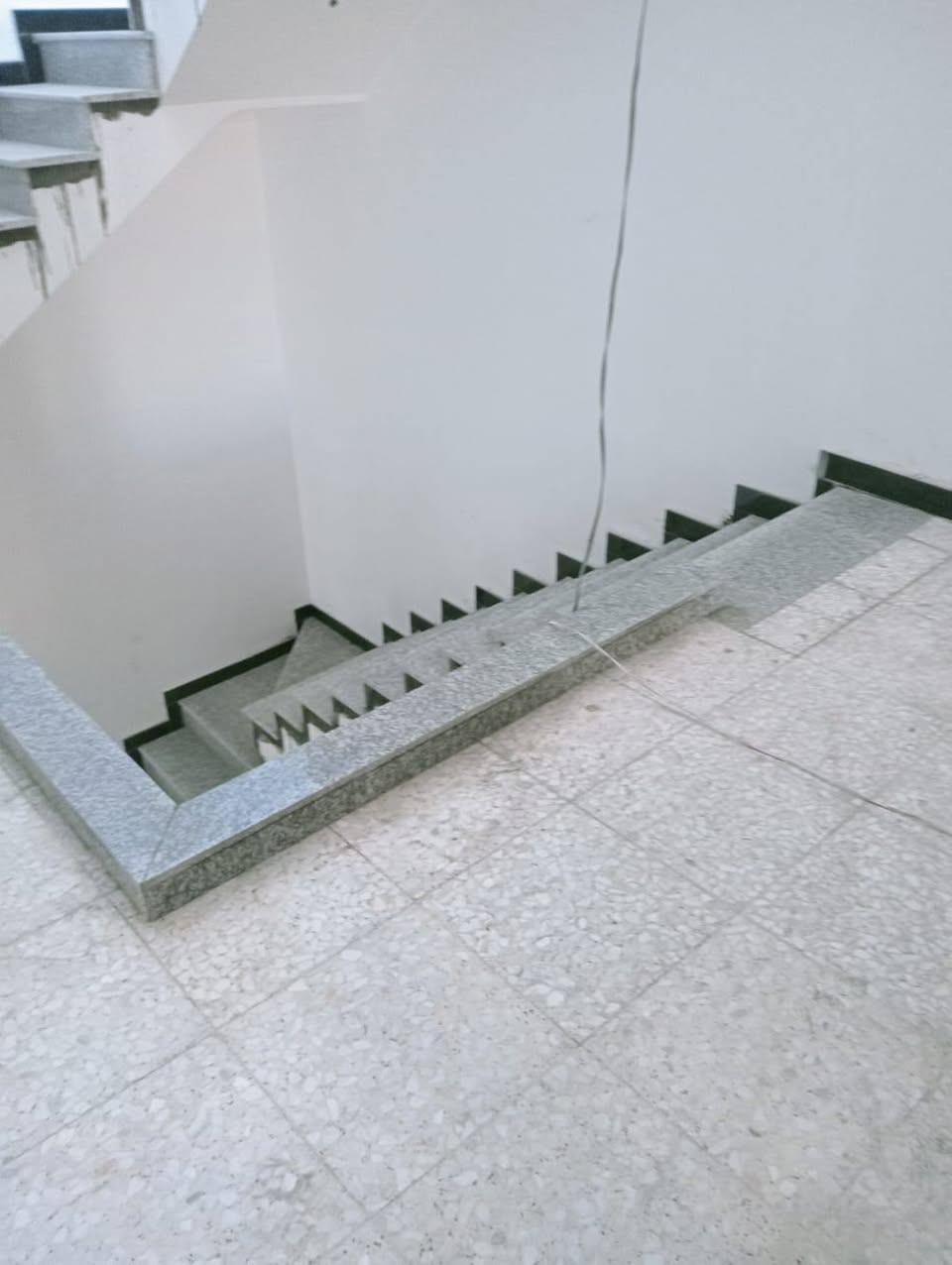 خلفه سرميك وكاشي ومرمر برسلين ودرج شغال درجه اوله متفرغ في بغداد ***********
