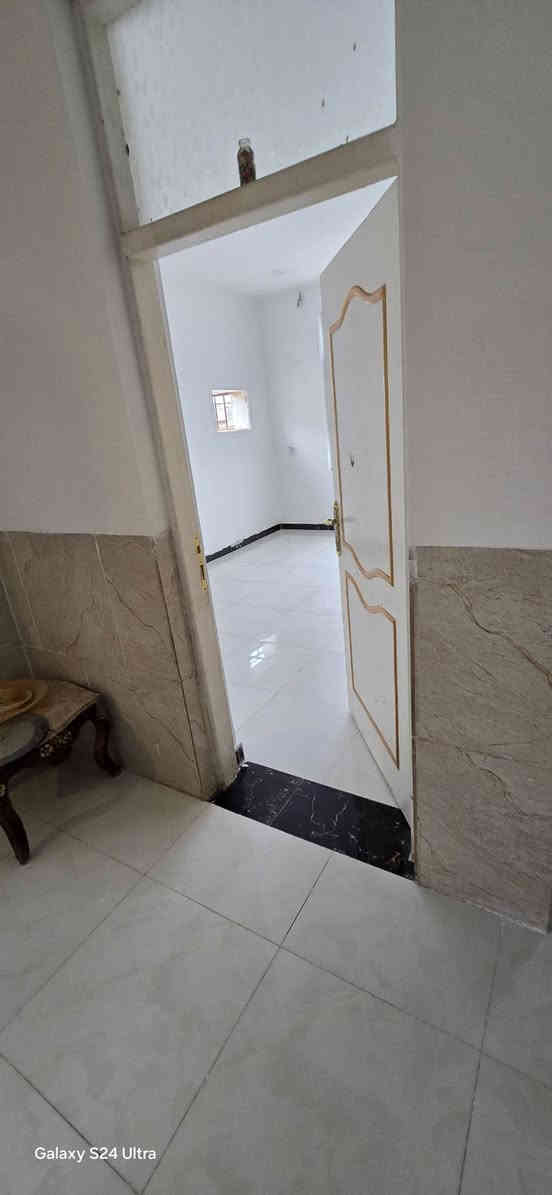 شقة للايجار في الكوت الزهراء مساحة ١٣٠ م 
٣ غرف نوم 
استقبال 
مطبخ مفتوح على الهول 
صحيات عدد ٢ 
العنوان. الزهراء شارع المدارس قرب مدرسة الخالدة 
للاستفسار اكثر اتصل على ***********
