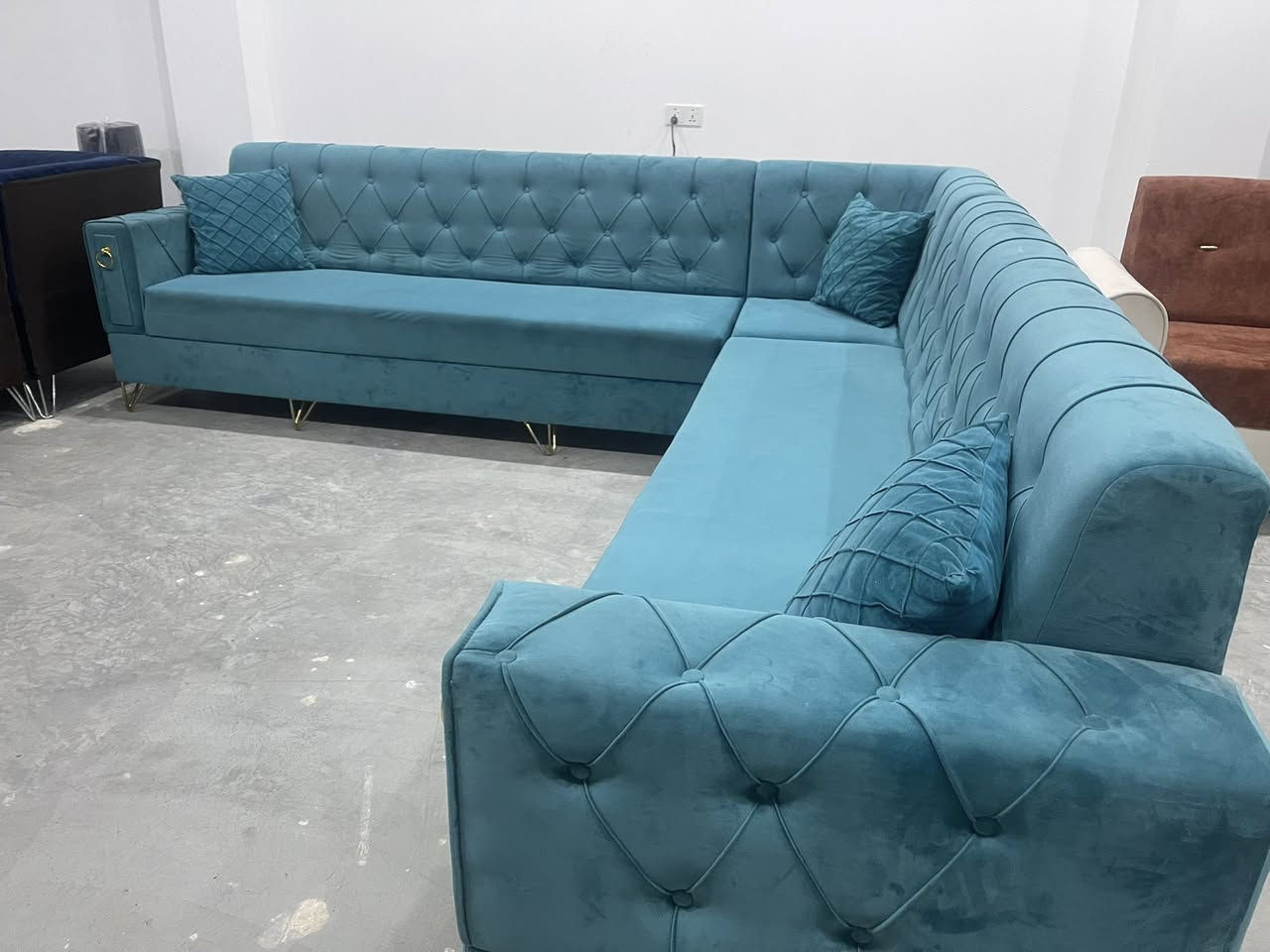 L
ئەم ئێڵە بۆفرۆشتن دەست کردە 
زۆر پاکو بێ عەیبە 9 نەفەریە تابڵێی
شتێکی نایابە قاچەکانی هەمووی ئاسنە 
ژم***********
