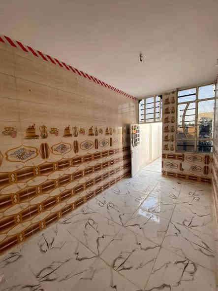 سلام عليكم بيت للبيع 
مساحة 75 م مربع مقابيل المدارس منطقة كاملة الخدمات. 
السكلات منطقة 11.
خلف الملعب.السعر 40وبي مجال الطيبين ***********
