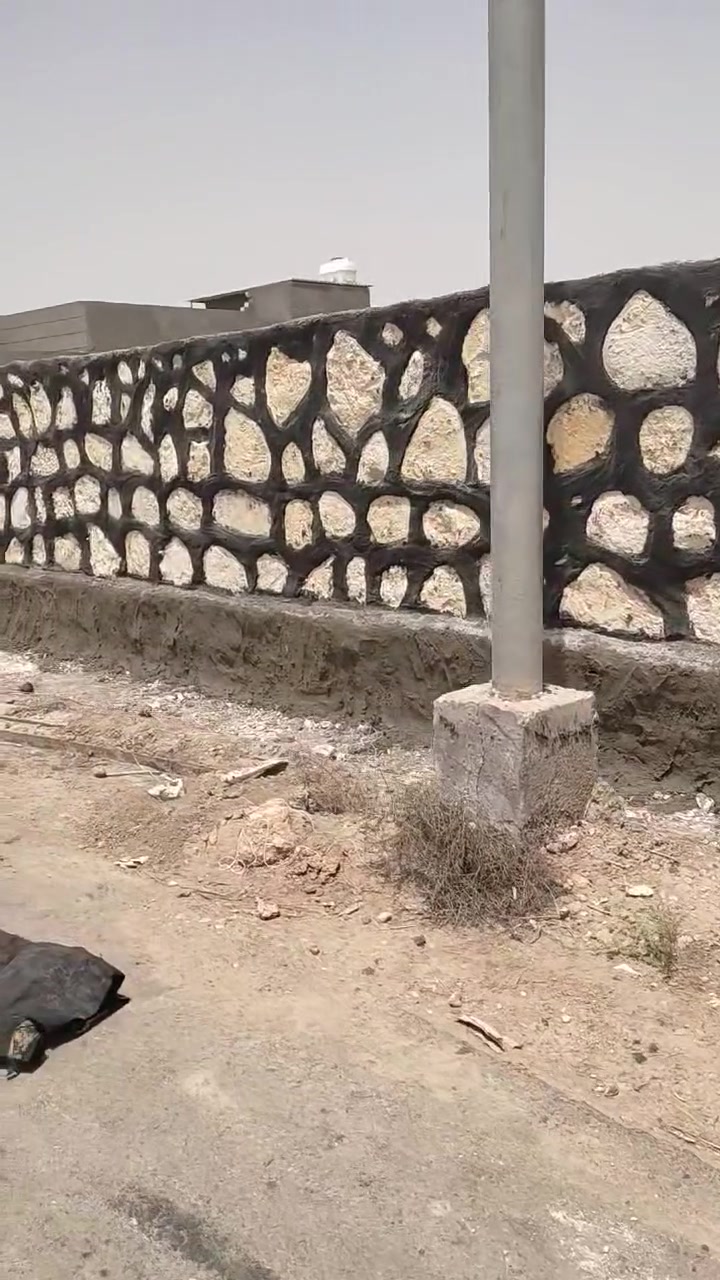 تم بحمد الله اكمال سياج في محافظة الديوانيه قضاء السينيه استاذ زيد ان شاء الله ينال اعجابكم سعر المتر المربع كرسته وعمل كله وراي ب22 مواد وعمل 
ابو قاسم لبناء الحجر كرسته وعمل
***********
