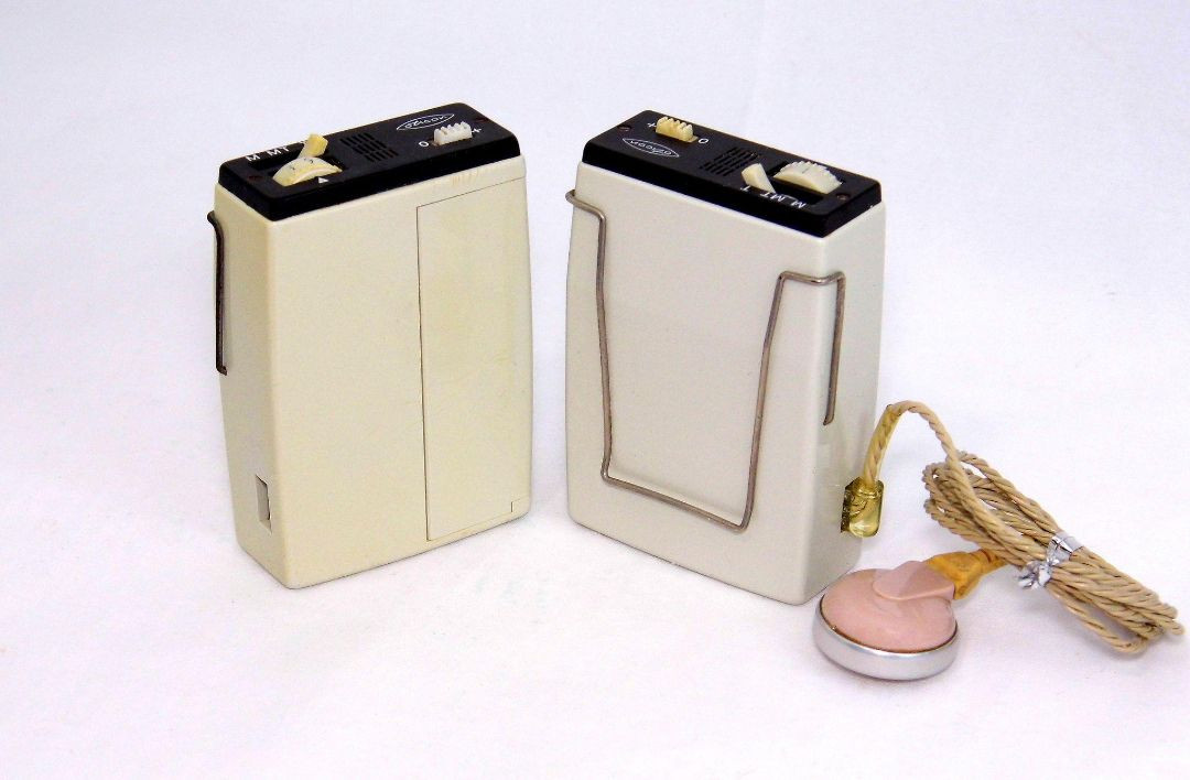 هذا جهاز سمع قديم من شركة Oticon، شكله من نوع “Body Hearing Aid” يعني الجهاز ينحط بالجيب أو يتثبت بالملابس والسلك يروح للسماعة بالأذن. غالباً موديل قديم من السبعينات إلى التسعينات. �الماركة: Oticon قيم واخذ


**إذا كنت صاحب هذا الإعلان وتريد حذفه لأي سبب، رجاءا أرسل رسالة إلى الدعم الفني**