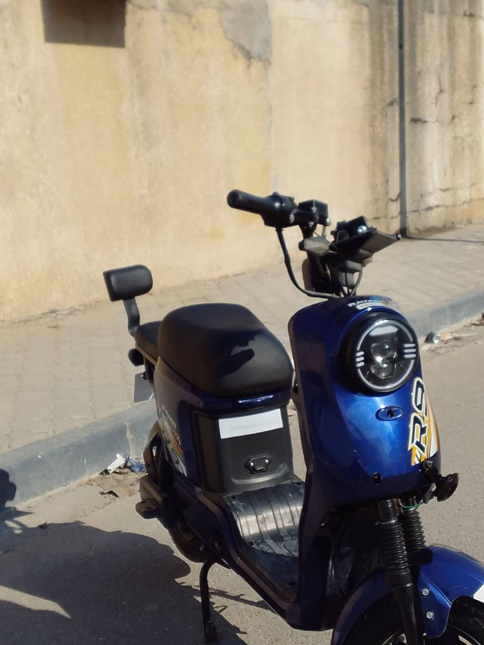 سلام عليكم دراجه ار9 ريان مديل 2025 كاهربائيات شغاله دراجه مابيها اي نقص اشاير نضام رجوع للخلف بطاريات سود الماكس  بيها سويجين وبصمتين السعر450 وبيها مجال للشراي مكاني بصره
