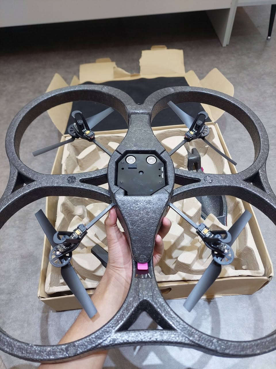 السلام عليكم درون AR DRONE جديده غير مستخدمه وبيه كامره بدقه HD تجي نسخه الواي فاي تتحكم بيه من التلفون ⚠️الدرون نقصه فقط بطاريه السعر [ 100 ] الف موجود توصيل 🚕


**إذا كنت صاحب هذا الإعلان وتريد حذفه لأي سبب، رجاءا أرسل رسالة إلى الدعم الفني**