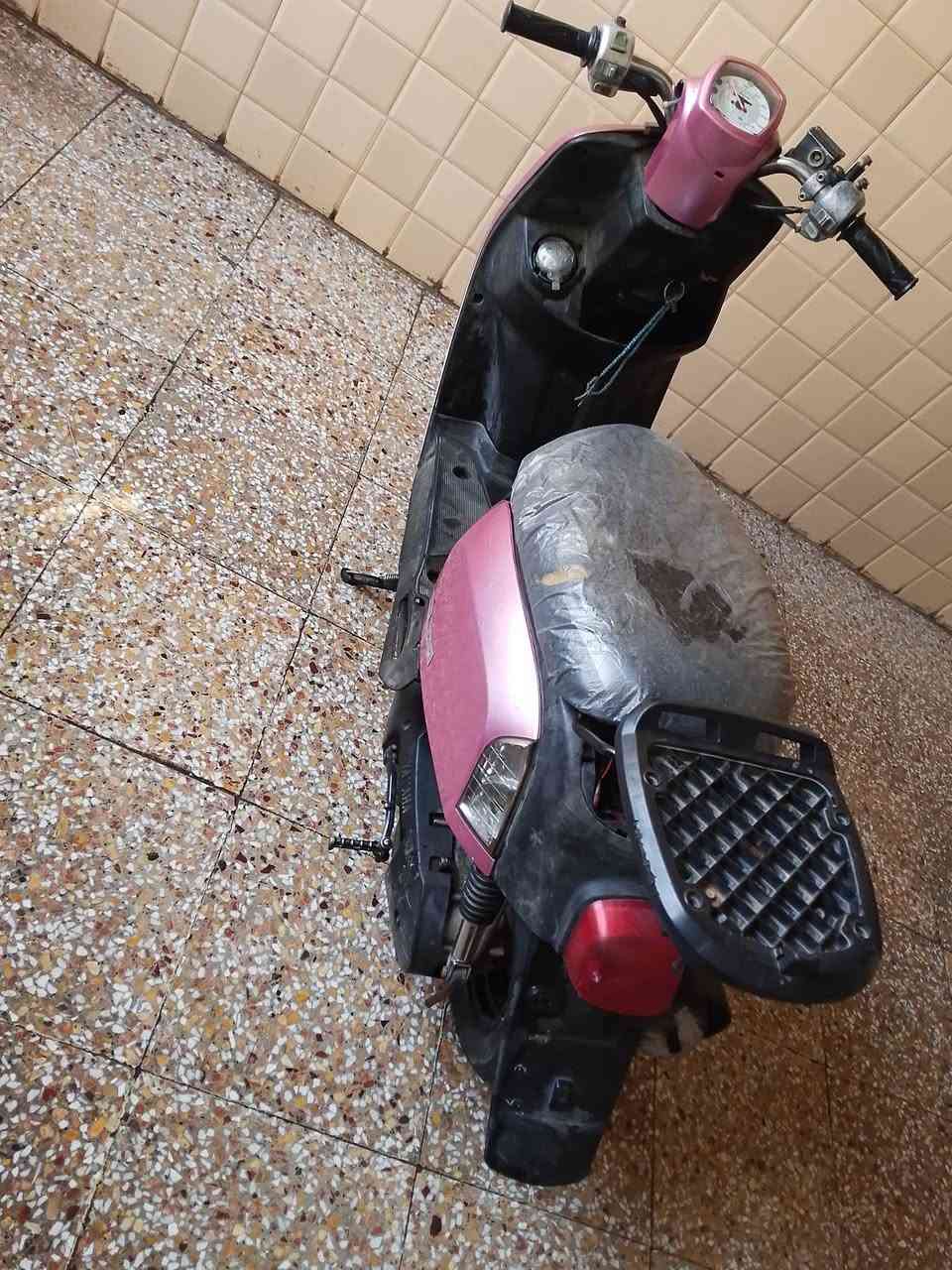 السلام عليكم بوليس للبيع كامله مكمله شغاله سلف وهندر كفرات مختمه بيه لايت زنون السعر 350 المكان مدينة الصدر 
***********
