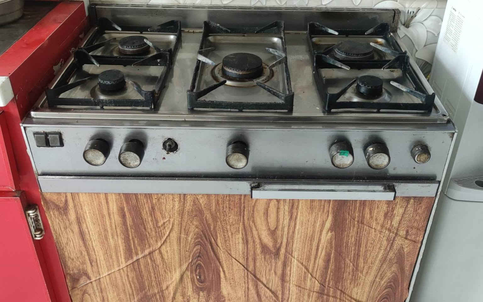 سلام عليكم طباخ نوعيه عشتار شغال مابي شي فقط الفرن بيه مشكله للبيع ب125
***********
