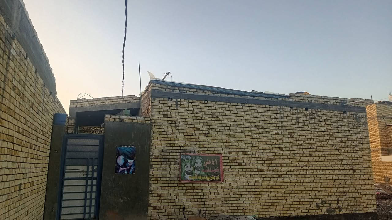 بيت 100 متر خلفي للبيع حي الكرامه قرب شارع سايدين***********
