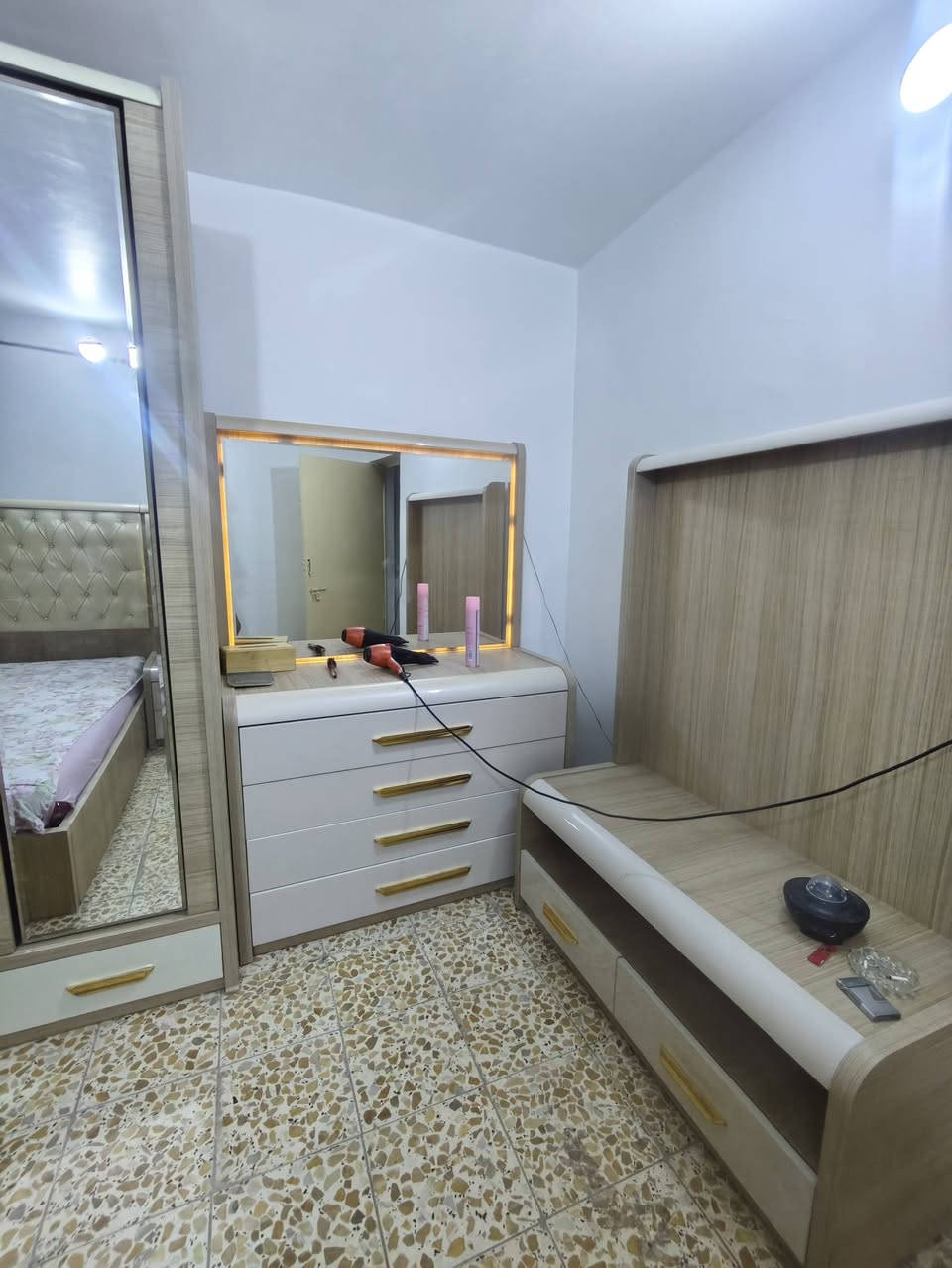 للبيع
نضيفة كلش
مكاني بغداد 
***********
