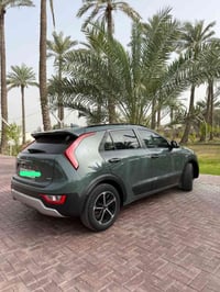 Kia niro ev 2023 لون زيتوني مميز   وارد امريكي   الحادث جزء من البنيد ...