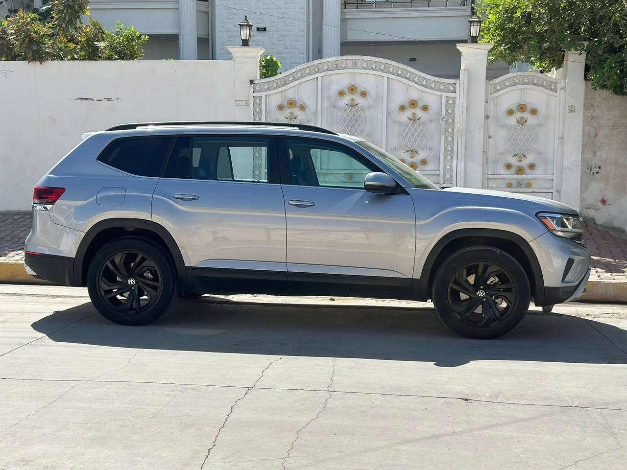 اطلس SE 2022
حجم المحرك V6 سلندر (3.6L)
عداد المسافة 60  الف مايل
ضرر :كما موضح في الصور فقط اقل من شبر 
بيها صبغ بدون دواخل بدون ايرباك
و بيها كم قطع صغير بارد حسب ما موجود
بالصور
*********** موجود واتساب
بصمة تشغيل
بصمة أبواب
تشغيل عن بعد (Remote Start)
تبريد 3 قطع 
صندوق شفط كهربائي
فتحة سقف سلايت
رادار أمامي (تحديد مسار)
رادار جانبي (نقاط عمياء)
رادار خلفي (تحذير من الاصطدام)
كاميرة
تحكم وضعيات القيادة Drive Modes
تبريد مركزي لمس
كشنات جلد+تدفئة
هاند بريك بصمة
Android Auto 
Apple Car Play
مانع انزلاق+ABS
شاشة كبيرة لمس
حساسات خلفية+ كاميرا 
تحكمات استيرن
اوتو ستارت Auto start 
اوتو ستوب Auto Stop 
وبقية المواصفات المعروفة
سنوية جديدة و بطاقة بانزين بيه
