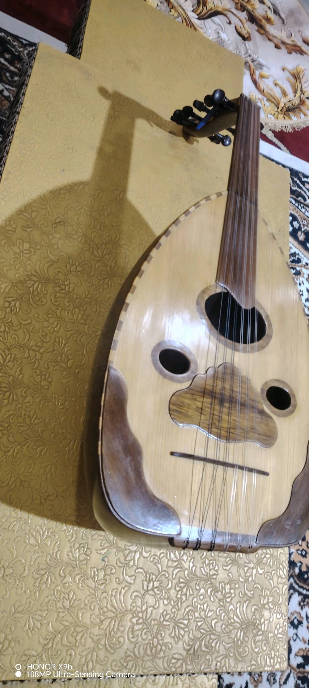 عود صناعه عراقية اوتار جديددة صناعه قديمة صوتة مميز كامل بدون نقص صانع العود نعيم كريم نعيم عنواني ابو الخصيب 