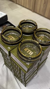 نفاضه زجاج ذهبي  الكارتون 24 قطعه   سعر الكارتون 84,000 دينار   يطلع ا...