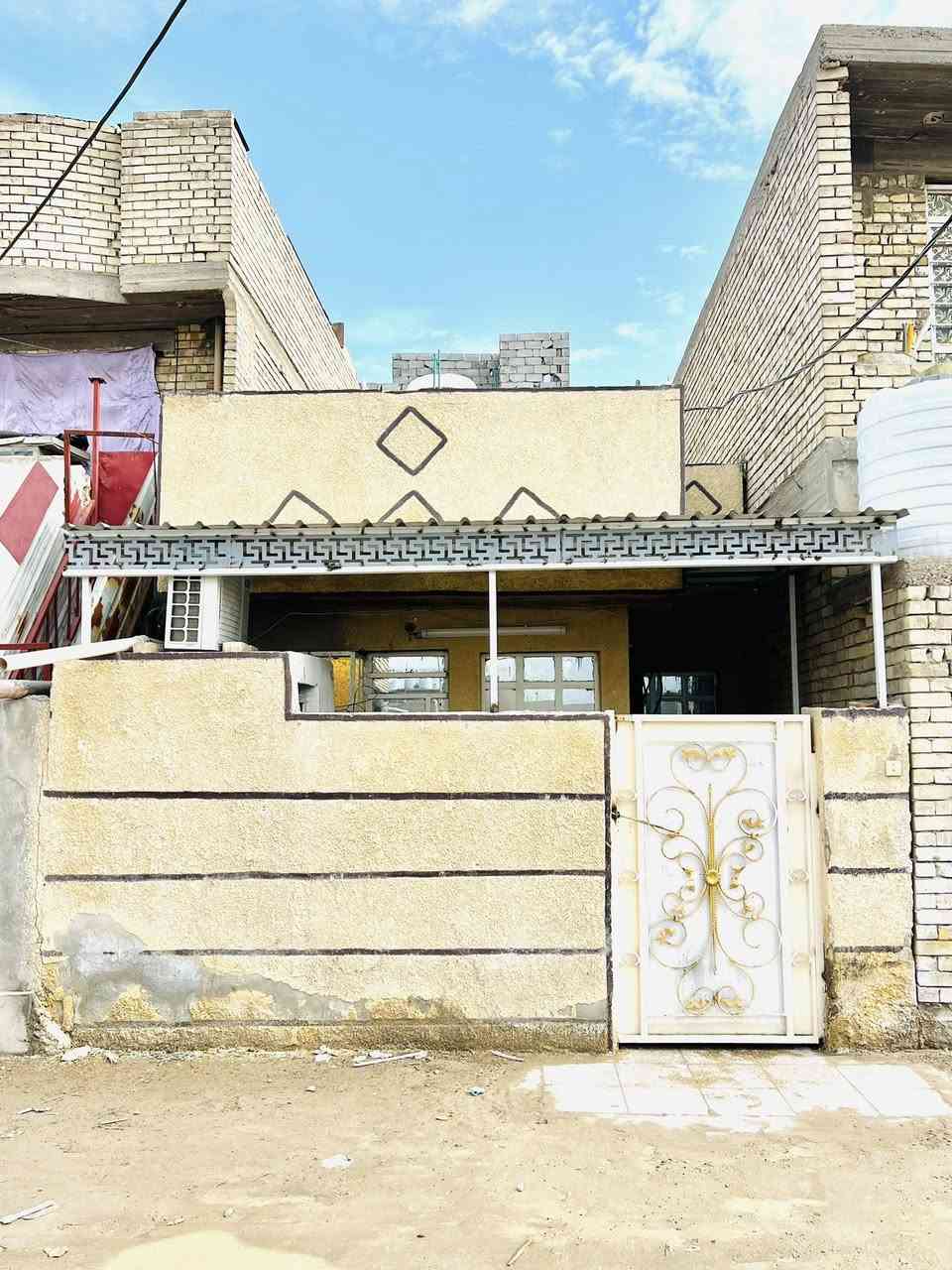 السلام عليكم دار للبيع مساحه ١٠٠متر قرب مجمع بنين  قريبه على شارع على عام نافذ كامل من كل النواحي بياض وسيراميك وشتايكر يتضمن استقبال وصاله مطبخ وصحيات الغرفه طوله خمسه في اربعه  الاستقبال سته في اربعه بيع سريع بسعر معقول الشراي يتصل ويدلل ملاحه البيت قرار ٢٥ موجود كل الخدمات خطين مي  استفسار*********** وبي واتساب وما متواجد على الفيس الشراي يتصل
