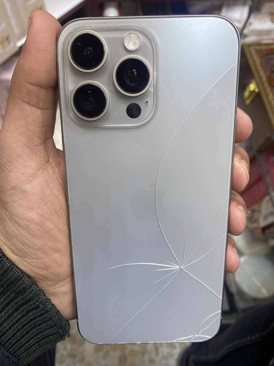 للبيع أيفون ١٥ برو ماكس ذاكره ٢٥٦ بطاريه ٩٠ كارتونه وياه جهاز نضيف بس وكع مني وصار فطر بالضهر والشاشه مرات تطفه شويه وتشتغل طبيعي ابيعه الك كفاله عامه ما عدى الشاشه 
وسعره مناسب ٦٧٠ وبي مجال قليل الشراي تعال خاص او اتصل ع هذا الرقم *********** جماعه ال ٥٠٠ و٥٥٠ لا تراسلني ولا تتصل
