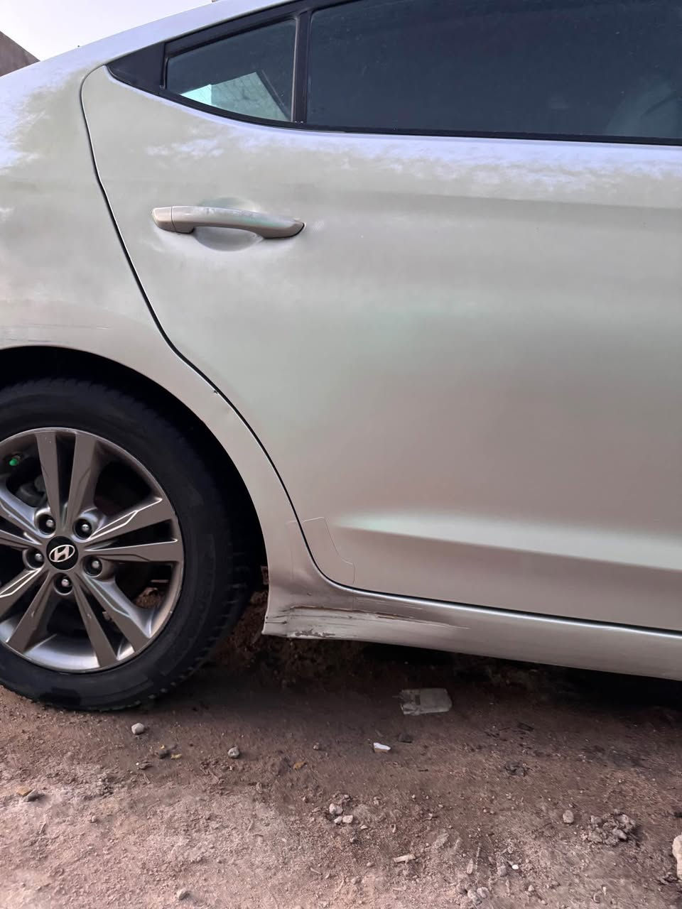 ألنترا 2018 وارد أمريكي فول مواصفات 1/1 
السيارة بيها صفحة كاملة باب وجاملق مبدل نفس اللون مال فتح وصارت بيها طخات وبيها جراد مثل ما واضح ب الصور  .كشر السيار واضح مثل ما بصور السيارة ماشية 83 
السيارة شمالية سنوية منتهية 
سيارة فتحة سقف 
بصمة تشغيل
***********
مكان السيارة شط العرب الكباسي البصرة, العراق
