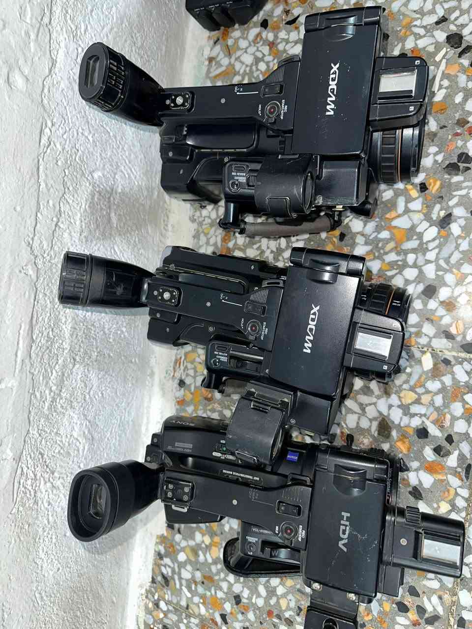 1-👇🏻👇🏻
‎  TCXD450 جهاز:✅بث مباشر إنتاج الفيديو 
جهاز بث مباشر ثاني:✳️ Panasonic AG-HMX100 Digital AV Mixer
‎كاميرا سوني✅: HVR-S27OU 108Oi HD
‎للمعلومة:❗️شغاله وياها بطاقة ذاكرة خارجية للفيديو بس ماوياها لا بطارية ولا شاحنة شاحنتها وبطاريتها عند اربع أشخاص الي يحب موجود أرقامهم ومكاناتهم تاخذ منهم 

‎كاميرا سوني العدد ثنين✅:PMW-200 الاحترافية السينمائية
‎مع شاحنة وبطارية وبيت رام(بيت رام يصيّر آغلى من الرام)
‎للمعلومة:❗️يصير بيها مداخل رامين ثنينهن للفيديو 

‎كاميرا سوني✅: HVR-Z7E 
‎للمعلومة:❗️شاحنة وبطارية وياها وبطاقة الذاكرة خارجية  للفيديو وبيها مدخل رام للصور 
2-👇🏻

‎كاميرا  دي جي اي ZENMUSE X3.
‎يمكنها تسجيل مقاطع فيديو بدقة 4K والتقاط صور ثابتة 
‎سعرها200  الف والي مايعرف سعرها سعرها ب399دولار 
‎اوزموا العدد ثنين الواحد على 50 قفل 
‎للمعلومة:✅كلهن نفس البطارية والشاحنة يشتغلن 
‎عدد البطاريات 3 وحدة منهن عوزها تبديل و2 يشتغلن 
‎اماً الشاحنات العدد ثنين وحدة الأصلية مع محولتها شغاله الثانية عاطلة يصير مدخل مالتها مال تلفون كلكسي مكاني
3-👇🏼👇🏼

كاميرا Canon EOS-1D X،
ومعدات كاميرا للبيع مكاني بغداد توصيل ماكو 
الكاميرا شغالة وعلى الفحص تاخذها بس شوية متعوب شكله صح بس الكاميرا بعدها شغالة ومحافظة على صورتها شاحنة وياها بطارية ماكو اكو جديد باب الشرجي 

اما باقي المعدات جدد مامستخدمات 
من عدا كاميرا الوزموا وازموا التلفون 
4-👇🏼👇🏻👇🏻

‎كاميرا سوني العدد 4 اليابانية DSR-PD170 
تصور فيديو كاسيت والصور رام 

‎شغالات وتاخذها على الفحص الوحدة 35 قفل  واذا تاخذهن شلع بيها مجال 

‎للمعلومة:✅ابيعهن بدون ملحقات إذا تريد ملحقاتها شاحنة وبطارية عندي الأصليات بأسعار مناسبة هم
5-👇🏻👇🏻👇🏻👇🏻
كاميرا نيكون 3000D ❇️مع عدسة Nikon AF-S DX NIKKOR 18-105mm f/3.5-5.6G ED VR  

سعرها (220 الف) قفل 
كاميرا نيكون:❇️7000D بدي فقط  
‎220 الف 
كاميرا نيكون :❇️ 90D مع عدسة Nikon AF-S DX NIKKOR 18-105mm f/3.5-5.6G ED VR  
بيها خلل بالتصوير عدستها نظيفة والكاميرا نظيفة هم 
185 الف 
كاميرا نيكون: ❇️90D مع عدسة AF 18-250mm
الكاميرا بيها خلل بالتصوير  كذلك هيا والعدسة وملحقاتها 
‎175 الف قفل
كاميرا كانون:❇️ 650D مع عدسة 18/55
‎400الف 

كاميرا :❇️Panasonic Lumix DMC-FZ50
عدد 3 كل كاميرا ب100 قفل 
كاميرا سوني :❇️ Sony Alpha 300 (DSLR-A300)
مع عدسة 18-70mm f/3.5-5.6 
الكاميرا مع ملحقاتها ب120 قفل مع ملحقاتها بس عوزها باتري مالتها شغالة 
6-👇🏼👇🏻👇🏼👇🏻👇🏼
ستاند  رأس الحامل (Fluid Head): Shotoku SP80.  
 الأرجل (Tripod Legs): شوتوكو موديل AT-7602A (تأتي بقاعدة هيدروليكية مقاس 75mm
سعره خاص 
باقي التفاصيل بالخاص وسهلة


**إذا كنت صاحب هذا الإعلان وتريد حذفه لأي سبب، رجاءا أرسل رسالة إلى الدعم الفني**