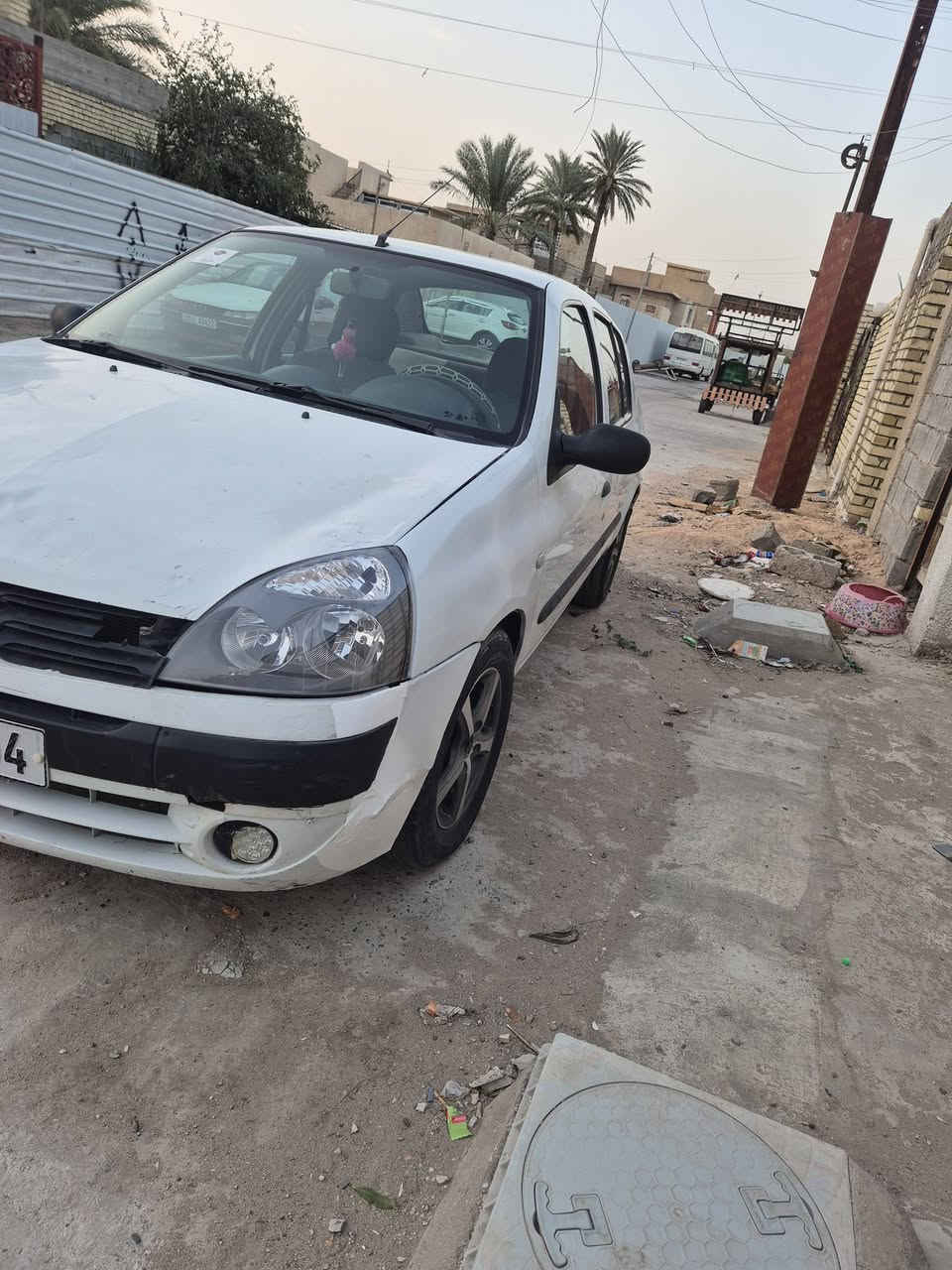 رينو ٢٠٠٦ كير عادي تحويل مباشر نضيفه تخم تاير صدر جديد ويل كب ابسعر اتصل و سايبه ***********
