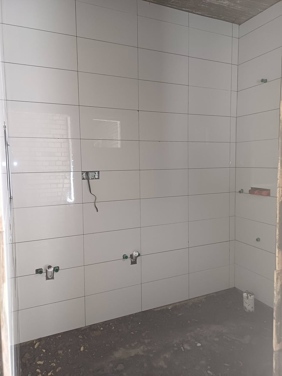 السلام عليكم.
خلفه سيراميك وكاشي ارضيات جدران بايات درج. 
شغل حلو ومرتب .

***********
واتساب
