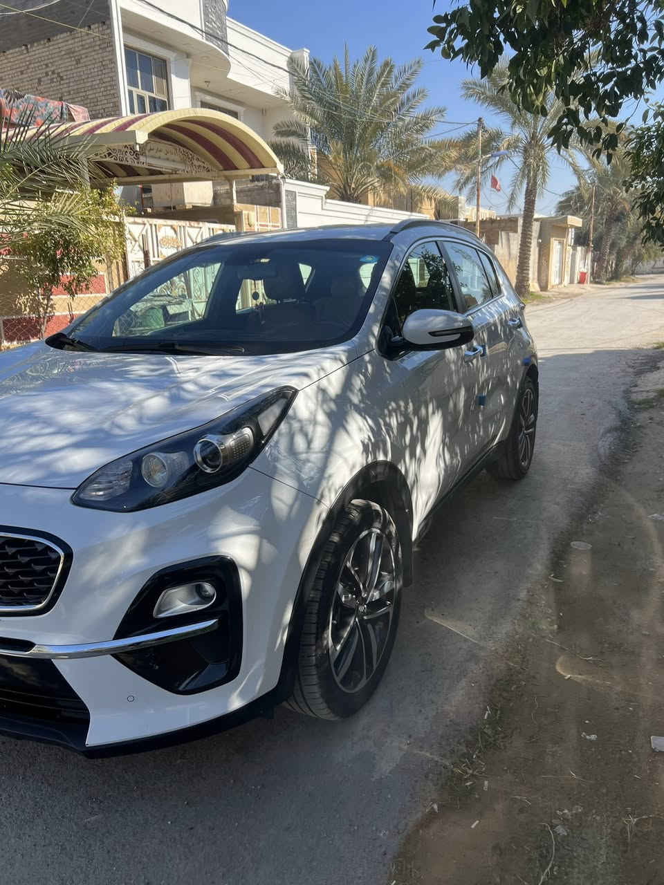 سلام عليكم
للبيع سبورتج 2020 مواصفات بيسك 
كفاله مكينه وكير بيها بارد قليل وشخوط مواضحات اله على قرب الرقم الجديد مامشاها 79 سعرها 193 وبيها مجال الدولي السياره بسمي شخصياً مكان السياره صيطره الشعب الجديده ***********
