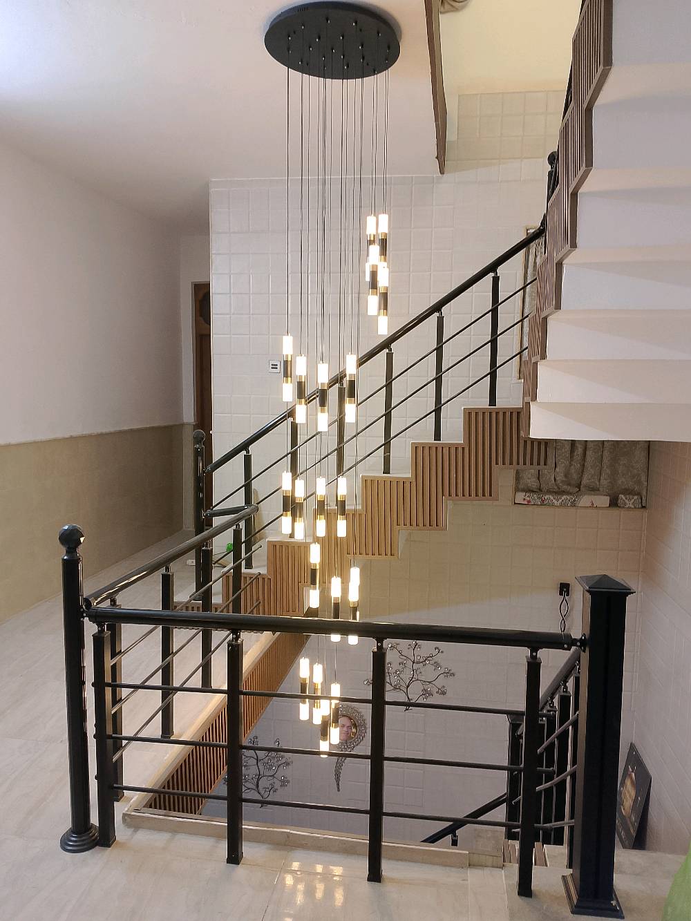 ثريا إرتفاع 4 متر
تحتوي على 18 مصباح لد جديد
أخت الجديدة نضافه  💯/💯
