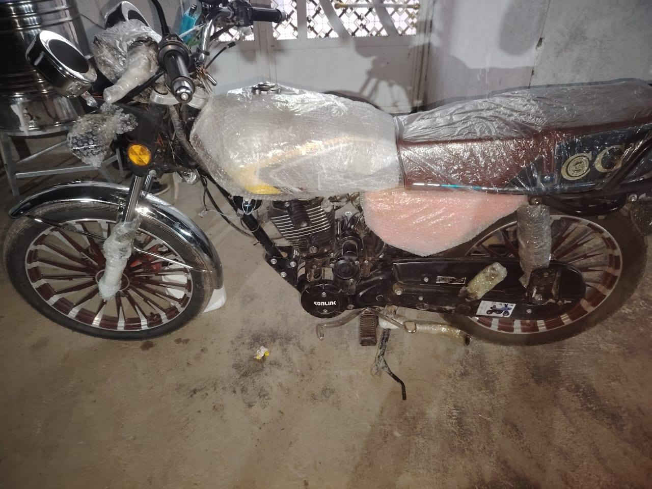 السلام عليكم دراجه للبيع سفانه موديل 25 اوراق اصولي ماكينه 200 دراجه مقفوله كفاله عامه المكان صويره السعر 850 وبيها مجال ***********
