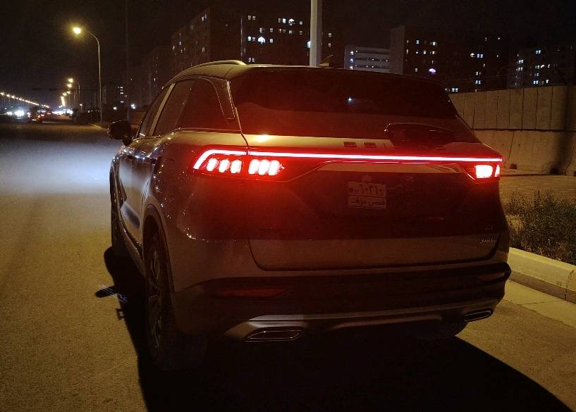 🔥 للبيع — BAIC X7 موديل 2025 اللون سلفر فل أوبشن — قمة الفخامة والتكنولوجيا 🔥 
🚨 أمتيازات مرسيدس بنز !!!
▪️بسعر (175) ورقه و بيها مجال بدون لوحات تاخذها و ترقمها وين متريد ! 🔥  
▪️عداد  الكيلو متر (188كم و قابل للزيادة)!
▪️استلام شركة جديد زيرو!!!
▪️ضمان سنتين تبديل دهن و فلاتر تبريد مجاناً ! 🔥
▪️ضمان 6 سنين محرك و گير ! 🔥 
إذا تدور على سيارة SUV حديثة تجمع بين الشكل الأوروبي، التكنولوجيا الذكية، الراحة العائلية، والمواصفات المستقبلية… فالـ BAIC X7 تعتبر من أقوى الخيارات الموجودة حالياً 😎

━━━━━━━━━━━━━━━

🚘 معلومات السيارة:
▪️ الشركة المصنعة: BAIC
▪️ الموديل: X7
▪️ سنة الصنع: 2025
▪️ اللون الخارجي: سلفر معدني فاخر ✨
▪️ اللون الداخلي: جلد Nappa من مرسيدس برتقالي فاخر مع تطعيمات حديثة
▪️ الفئة: فل كامل / أعلى تجهيز
▪️ عدد الركاب: 5 ركاب براحة ومساحات واسعة جداً
▪️ تصنيف السيارة: SUV عائلية رياضية فاخرة

━━━━━━━━━━━━━━━

⚙️ المحرك والأداء:
🔹 محرك 1.5 لتر Turbo GDI
🔹 4 سلندر تيربو اقتصادي وقوي
🔹 القوة: 185–188 حصان
🔹 العزم: 305 نيوتن متر
🔹 ناقل حركة 7 سرعات DCT مزدوج التعشيق
🔹 دفع أمامي FWD
🔹 استجابة ممتازة بالتسارع
🔹 ثبات عالي على السرعات
🔹 نظام قيادة Eco / Sport
🔹 عزل احترافي للهواء والأصوات
🔹 سرعة قصوى تقارب 240 كم/س
🔹 استهلاك وقود اقتصادي 19.3 كم لكل 1 كم
🔹 خزان وقود 60 لتر

━━━━━━━━━━━━━━━

🛞 نظام التعليق والثبات:
✔️ تعليق أمامي MacPherson مستقل
✔️ تعليق خلفي Multi-Link متعدد الوصلات
✔️ راحة عالية بالمطبات والشوارع العراقية
✔️ ثبات ممتاز بالمنعطفات والخطوط السريعة
✔️ نظام مانع الانزلاق TCS
✔️ نظام الثبات الإلكتروني ESP
✔️ فرامل ABS + EBD + EBA

━━━━━━━━━━━━━━━

📏 الأبعاد والمساحات:
▪️ الطول: 4745 ملم
▪️ العرض: 1892 ملم
▪️ الارتفاع: 1715 ملم
▪️ قاعدة عجلات: 2800 ملم
▪️ ارتفاع عن الأرض: 200 ملم
▪️ مساحة رجلين خلفية ضخمة
▪️ شنطة خلفية كبيرة مناسبة للسفر والعائلة
▪️ تصميم انسيابي بمعامل مقاومة هواء منخفض جداً

━━━━━━━━━━━━━━━

✨ التصميم الخارجي:
✔️ واجهة هجومية رياضية عصرية
✔️ شبك أمامي كرومي فاخر
✔️ إضاءة LED Matrix أمامية وخلفية
✔️ إضاءة نهارية DRL حديثة
✔️ خطوط ديناميكية فخمة
✔️ مقابض أبواب مخفية كهربائية Smart Handles
✔️ سقف بانوراما ضخم جداً بحجم يقارب 1320×850 ملم 🌌
✔️ جنوط رياضية قياس 20 إنج
✔️ مرايا كهربائية مع تدفئة وطي أوتوماتيك
✔️ جناح خلفي رياضي
✔️ باب خلفي كهربائي ذكي
✔️ حساسات أمامية وخلفية كاملة
✔️ كاميرات محيطية 360° ثلاثية الأبعاد HD

━━━━━━━━━━━━━━━

🛋️ الداخلية والفخامة:
✨ داخلية تعتبر من أفخم الداخليات ضمن فئتها السعرية

✔️ جلد Nappa فاخر
✔️ مقاعد كهربائية متعددة الوضعيات
✔️ تبريد + تدفئة  😮‍💨
✔️ ذاكرة حفظ لوضعية السائق
✔️ تحكم كهربائي كامل بالمقاعد
✔️ إضاءة داخلية Ambient Light بـ 64 لون 🌈
✔️ خامات Soft Touch فخمة جداً
✔️ ديكورات داخلية حديثة
✔️ فتحة سقف بانوراما ثنائية
✔️ مكيف أوتوماتيك ذكي ثنائي التحكم
✔️ فتحات تكييف خلفية
✔️ فلتر تنقية هواء للمقصورة
✔️ عزل حراري وصوتي ممتاز

━━━━━━━━━━━━━━━

📱 التكنولوجيا والشاشات:
🔥 من أكثر السيارات الصينية تطوراً بالتكنولوجيا

✔️ 3 شاشات LCD داخلية:
• شاشة عدادات رقمية 12.3 إنج
• شاشة وسطية ترفيهية 12.3 إنج
• شاشة مستقلة للتحكم بالمكيف 7 إنج

✔️ Apple CarPlay
✔️ Android Auto
✔️ بلوتوث + أوامر صوتية
✔️ مساعد صوتي ذكي بالذكاء الاصطناعي !
✔️ نظام التعرف على الوجه 😳
✔️ تشغيل بصمة Start/Stop
✔️ دخول ذكي بدون مفتاح
✔️ شاحن لاسلكي سريع
✔️ USB أمامي وخلفي
✔️ تحكم كامل من المقود
✔️ تحديثات ذكية للنظام

━━━━━━━━━━━━━━━

🅿️ أنظمة الركن والمساعدة:
✔️ كاميرا 360° HD
✔️ عرض ثلاثي الأبعاد للسيارة
✔️ خطوط ديناميكية أثناء الرجوع
✔️ نظام ركن ذاتي Auto Parking 🤖
✔️ مساعد نزول المرتفعات HDC
✔️ مساعد صعود المرتفعات HHC
✔️ Auto Hold
✔️ فرامل إلكترونية EPB

━━━━━━━━━━━━━━━

🛡️ أنظمة الأمان والذكاء:
✅ مثبت سرعة راداري ذكي IACC
✅ تحذير مغادرة المسار LDW
✅ المحافظة على المسار
✅ مراقبة النقطة العمياء BSD
✅ تحذير اصطدام أمامي FCW
✅ فرملة طوارئ أوتوماتيكية AEB
✅ التعرف على إشارات المرور TSR
✅ مراقبة تعب السائق
✅ High Beam Assist للإضاءة العالية الذكية
✅ 6 وسائد هوائية
✅ TPMS مراقبة ضغط الإطارات
✅ فتح الأبواب أوتوماتيكياً وقت الحوادث
✅ نظام مانع السرقة + Immobilizer

━━━━━━━━━━━━━━━

🌟 مميزات تخليها تنافس سيارات أغلى منها:
⭐ تصميم قريب للسيارات الأوروبية
⭐ فخامة داخلية أعلى من سعرها
⭐ تكنولوجيا متقدمة جداً
⭐ راحة ممتازة بالسفر والخط
⭐ مناسبة للعائلة والشباب
⭐ قيمة عالية