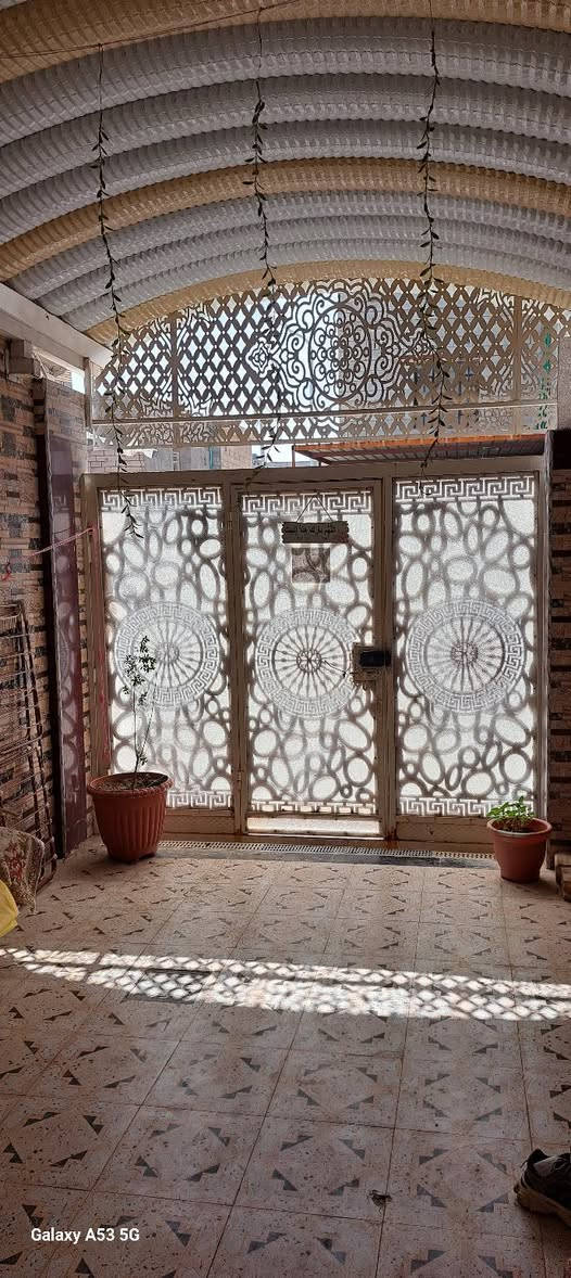 أسعد ألله أوقاتكم بكل خير 
اللاستفسار ***********
توفر دار سكن لبيع ركن
ألمساحه 150 م 
 شارع  10م
جميع الخدمات متوفره
مدارس قريبه عليك+ اسواق قريبة + ماء + كهرباء + تبليط +انارة الشوارع + مجاري خارجية 
محتويات البيت
كراج 
استقبال سقف مغربي
صاله
مطبخ
غرف منام عدد5 اثنان منها ماستر مع منزع
صحيات 3
مناور 2
تانكي ماء 3
كيزر 3
ماطور ماء 2 صاعد ونازل
طابقين + طابق الثالث السطح
نوع العقار : طابو ملك صرف

العنوان : ألزبير الصحفيين الاولى

سعر 250 وبي مجال
اللاستفار***********
