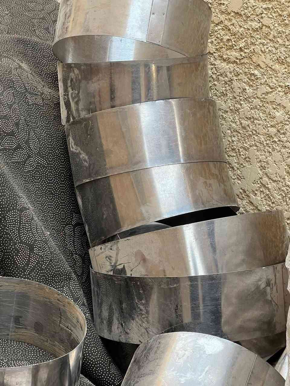 ميز خشب ٣ امتار العدد ٣ السعر الواحد  ٦٥  الف قفل وقوالب الواحد ع  قياس ٢٠و١٨  بغداد البلديات  ***********
